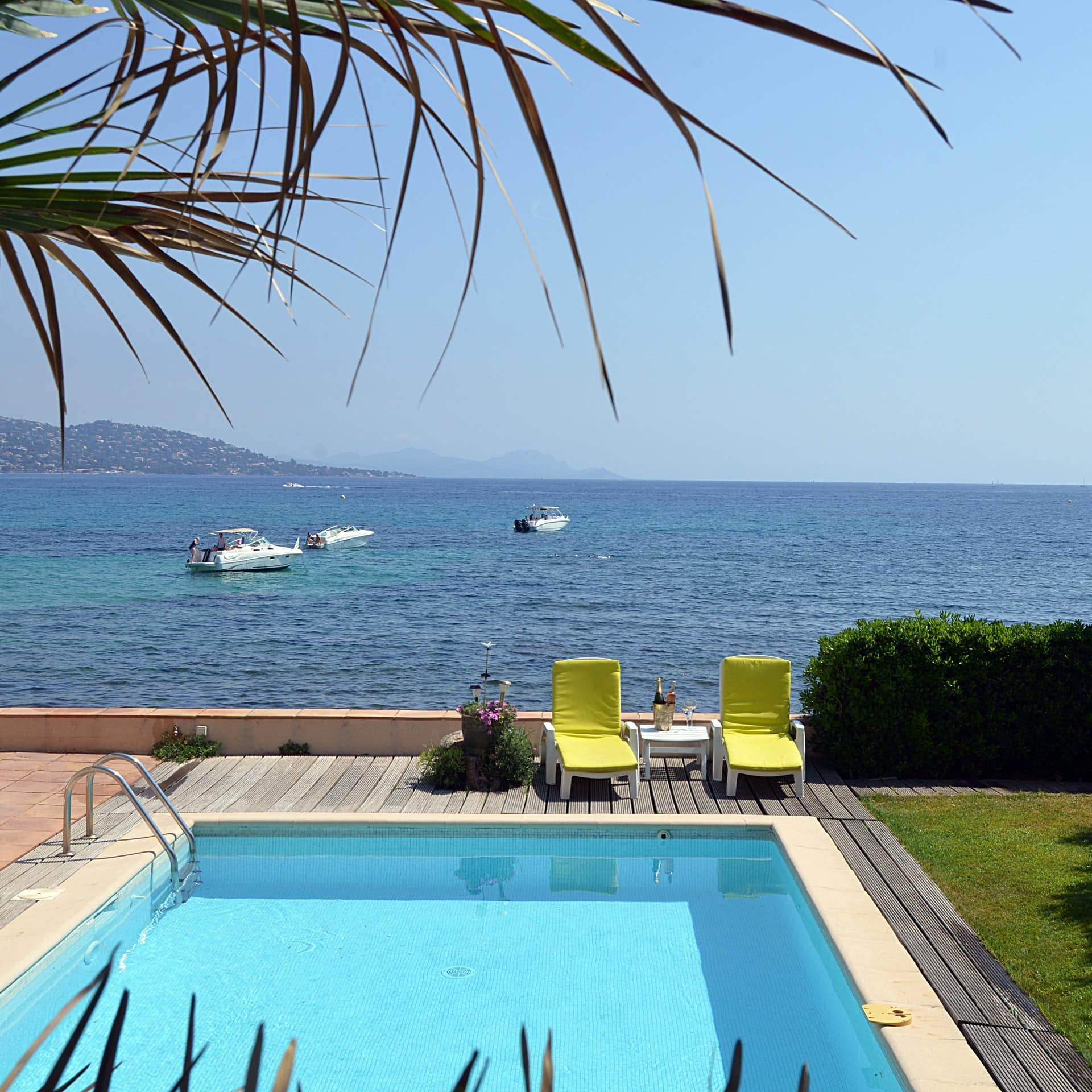 Der Pool eines Ferienhauses in Südfrankreich direkt am Meer