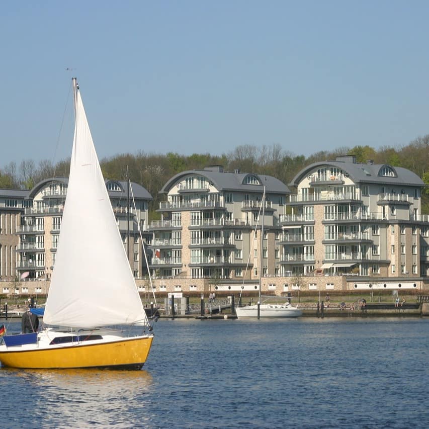 In diesen stilvollen Neubauten am Hafen von Flensburg warten großzügig geschnittene Ferienwohnungen auf Sie.