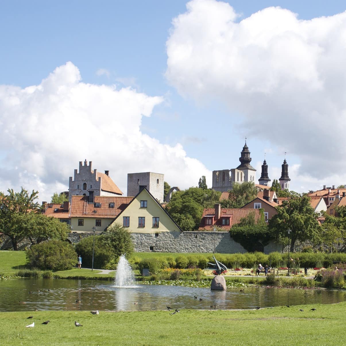 Blick auf einen Park mit See, im Hintergrund Häuser in Visby
