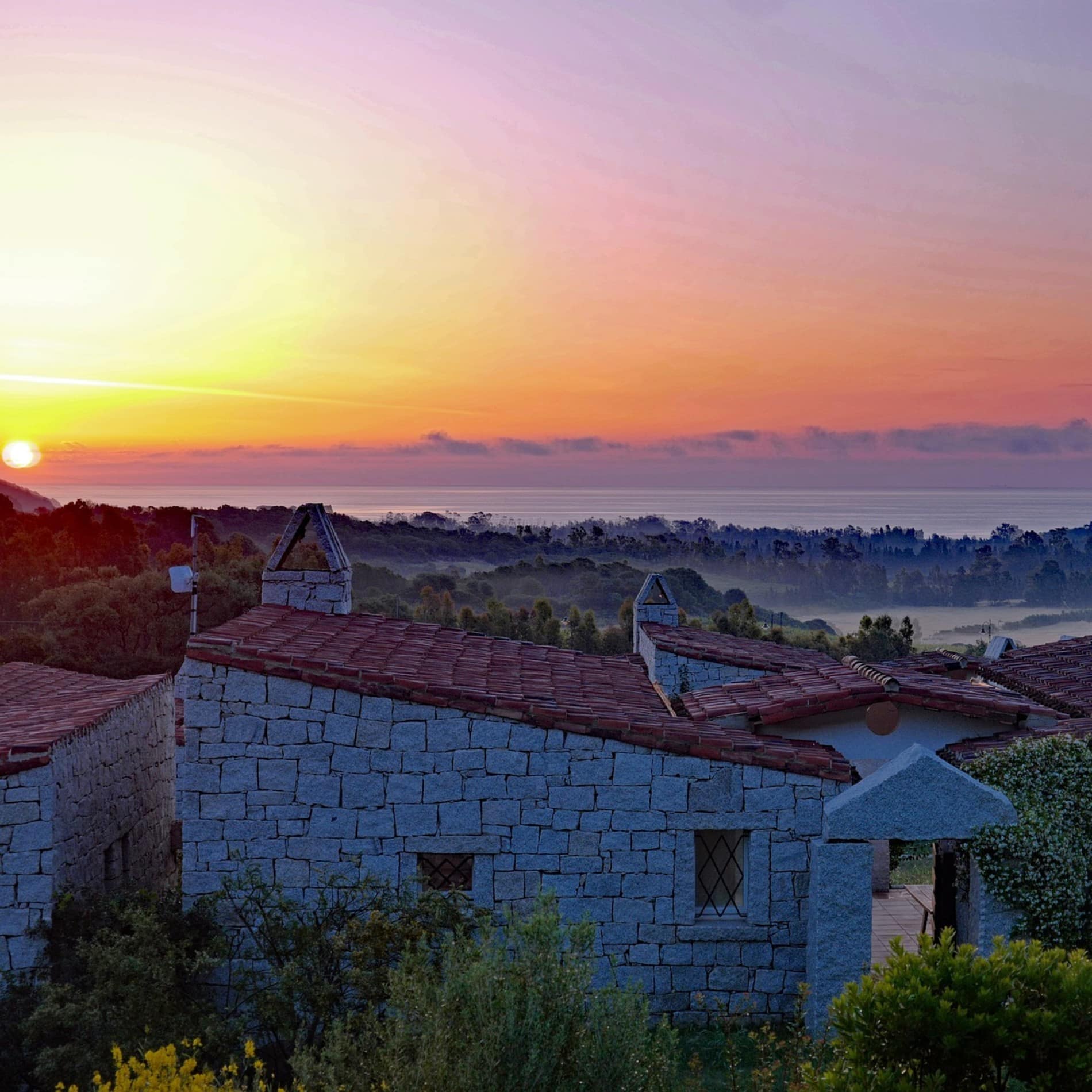 Bungalows auf Sardinien bei Sonnenaufgang