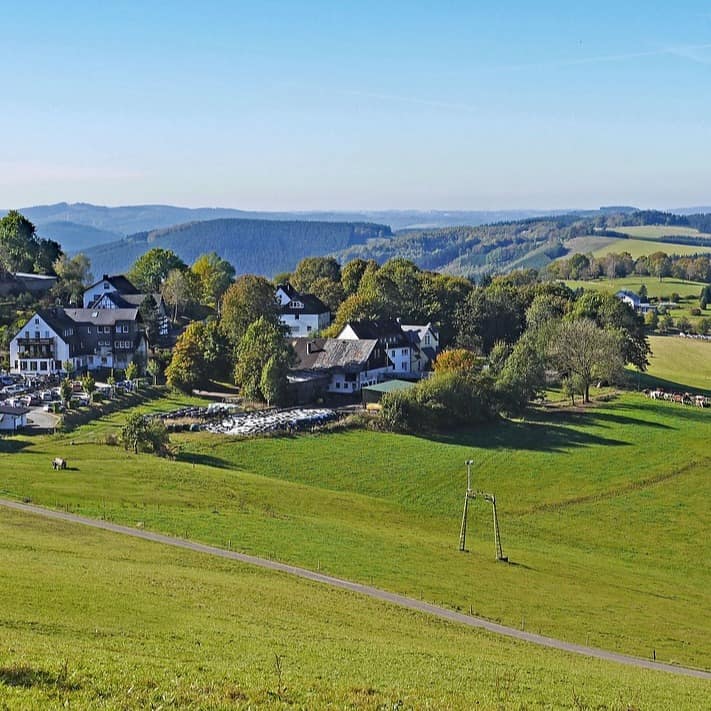 Blick auf ein Dorf im Sauerland inmitten der weiten Landschaft