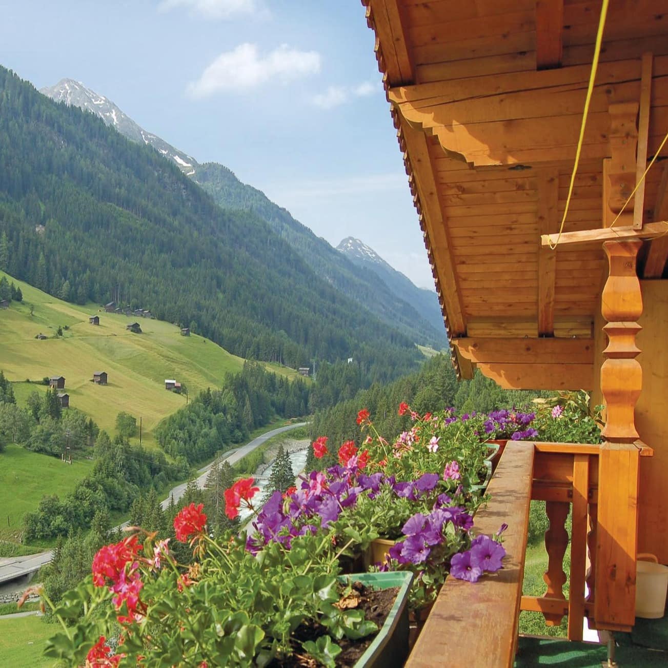 Blick vom Balkon einer Ferienwohnung bei Ischgl im Sommer