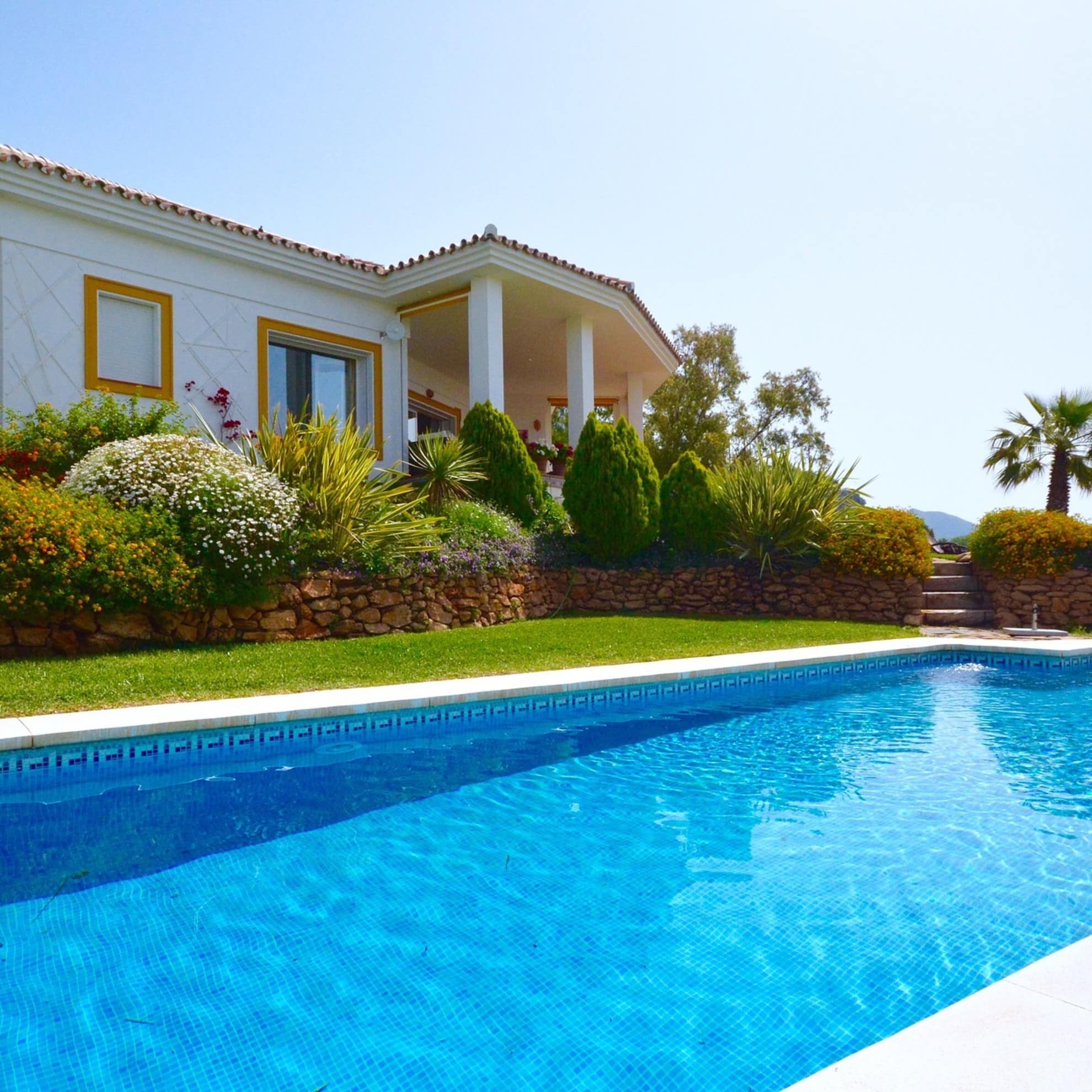 Seitenansicht einer Villa in Spanien mit Pool und Garten