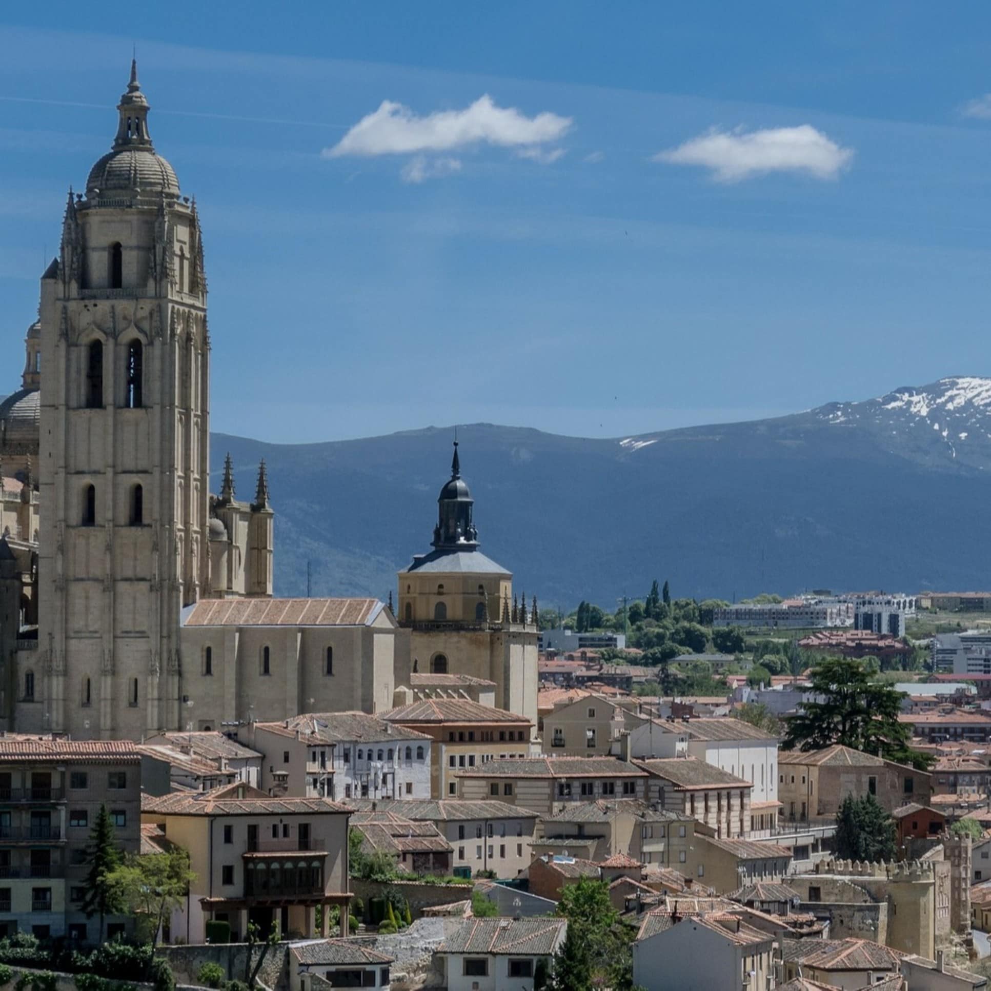 Panoramablick auf Madrid mit Bergen im Hintergrund