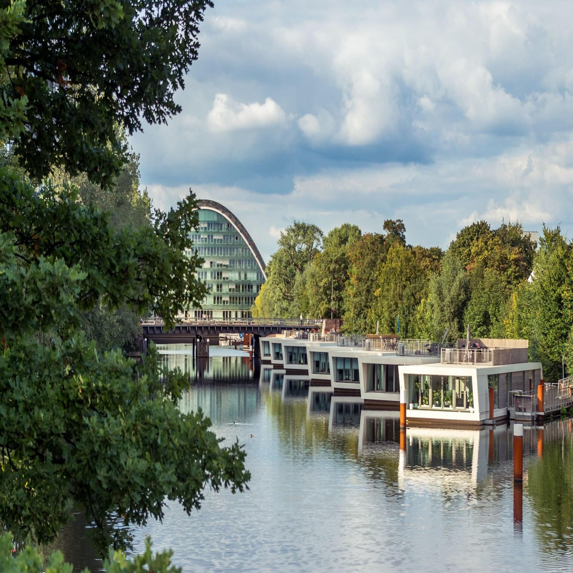Blick über das Wasser auf Hausboote und den Berliner Bogen in der Innenstadt von Hamburg