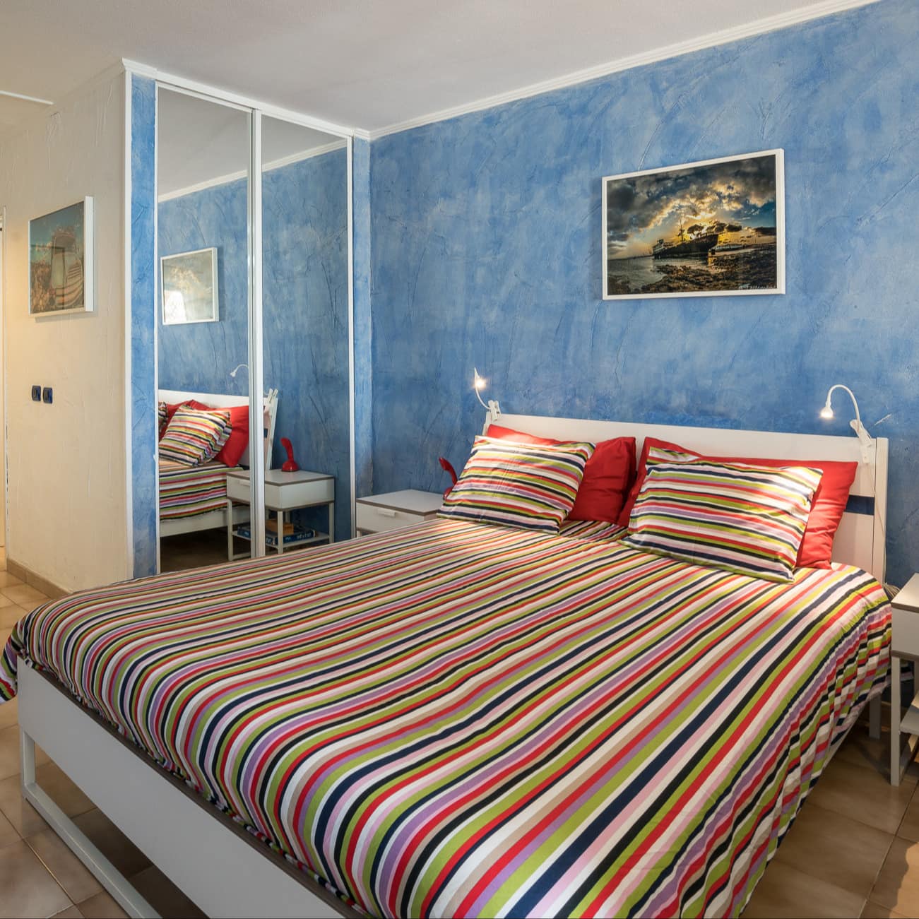 Ferienwohnung auf Teneriffa: Studio mit großem Schlafzimmer mit Spiegelschrank und buntem Bettbezug