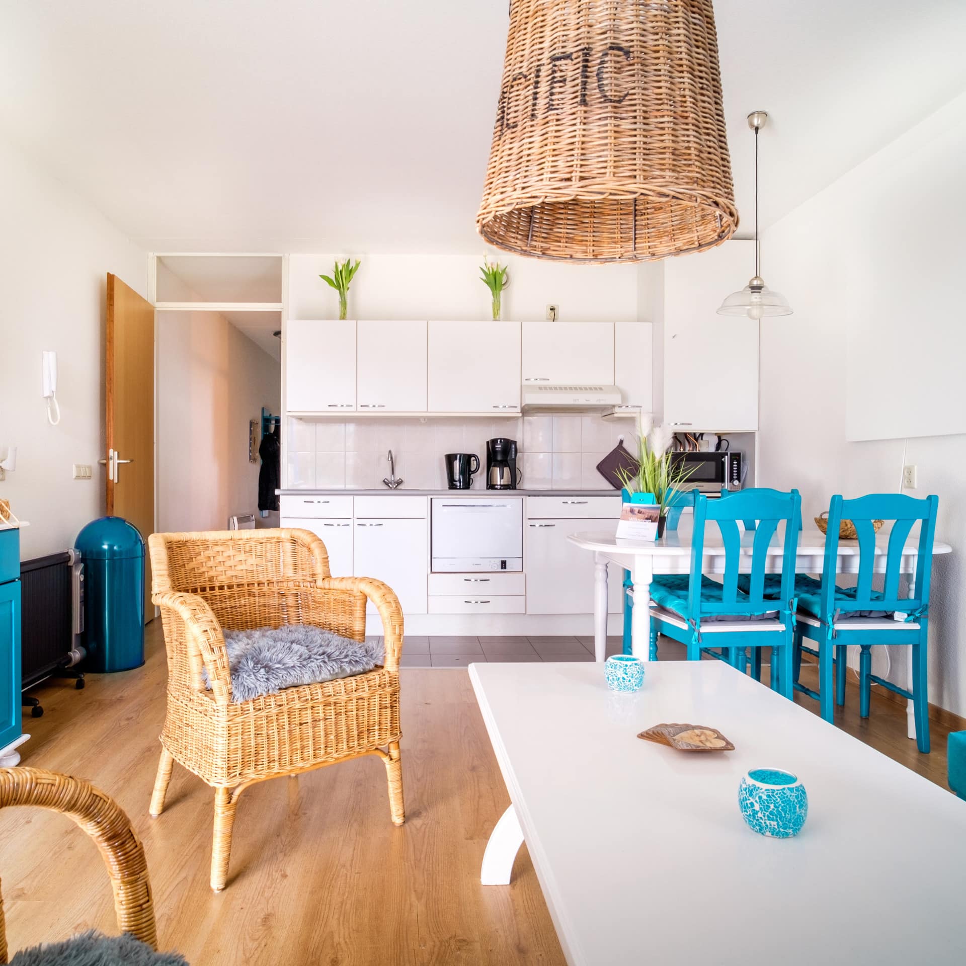 Beach Appartement in Callantsoog mit blau-weißer Einrichtung in der schön großen Wohnküche