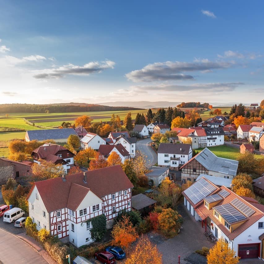 Ländliche Idylle in einem Dorf in Hessen und der umliegenden Natur