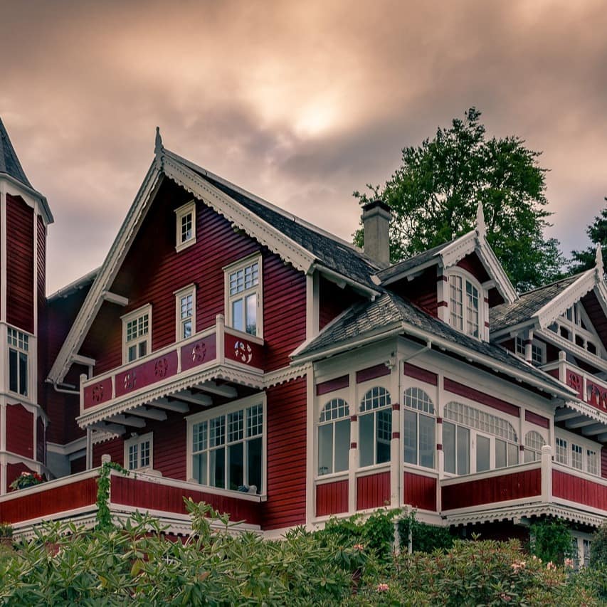 Romantische Ferienwohnungen verspricht diese herrschaftliche Villa in Norwegen.