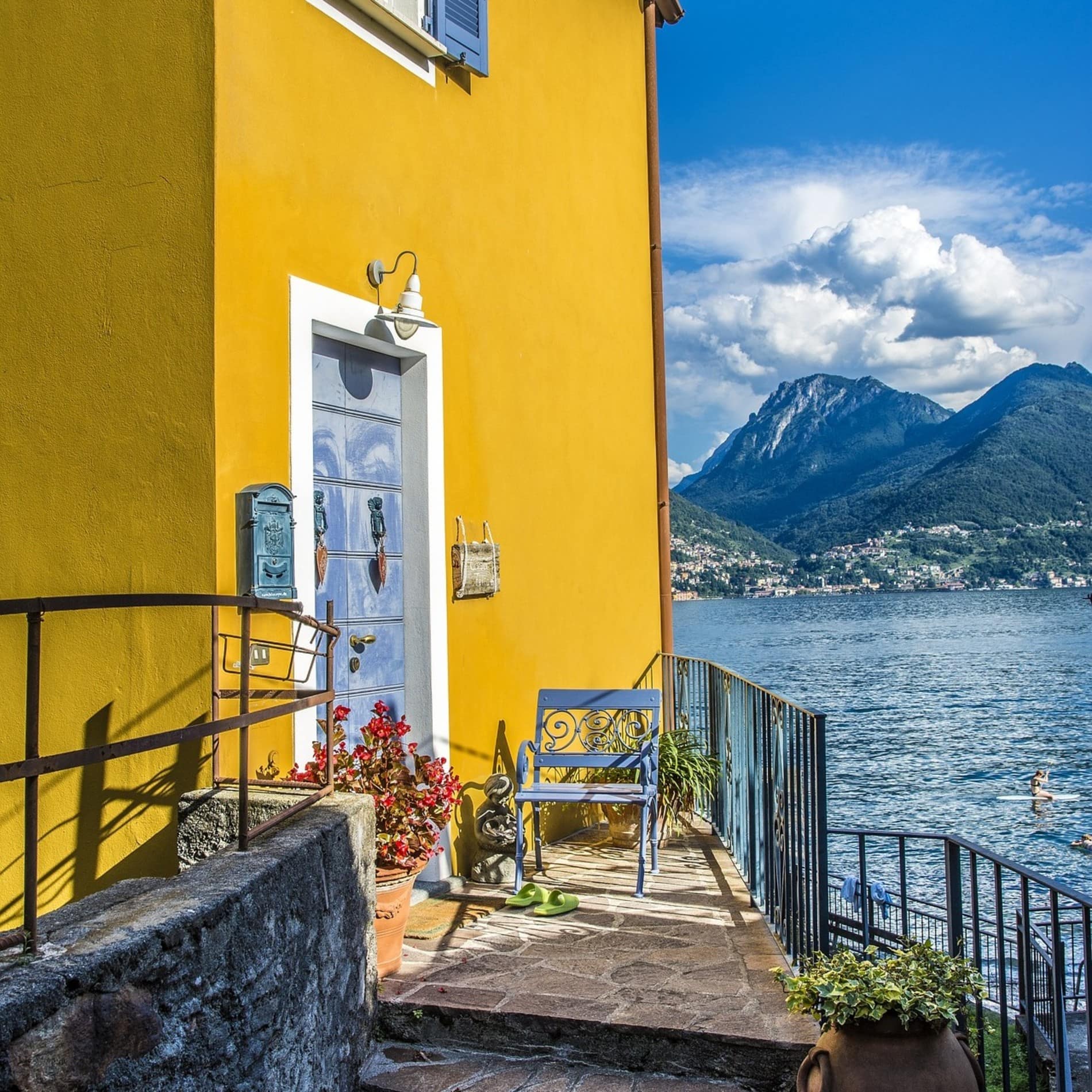 Gelber Bungalow direkt am See
