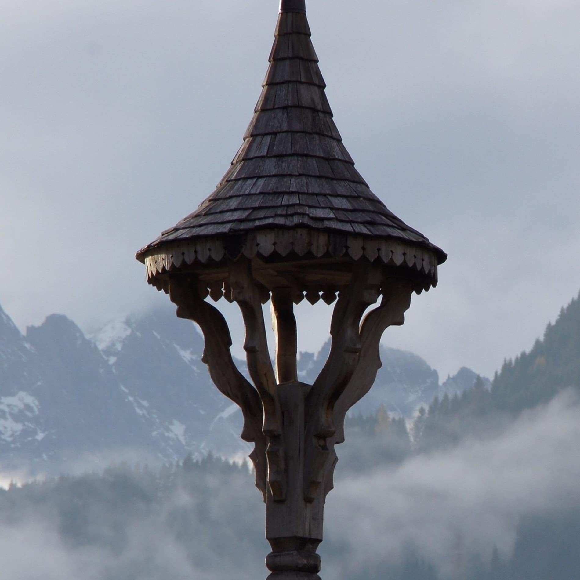 Auf dem Giebel der Tiroler Häuser ist oft ein charakteristischer Glockenstuhl mit rundem Spitzdach zu sehen