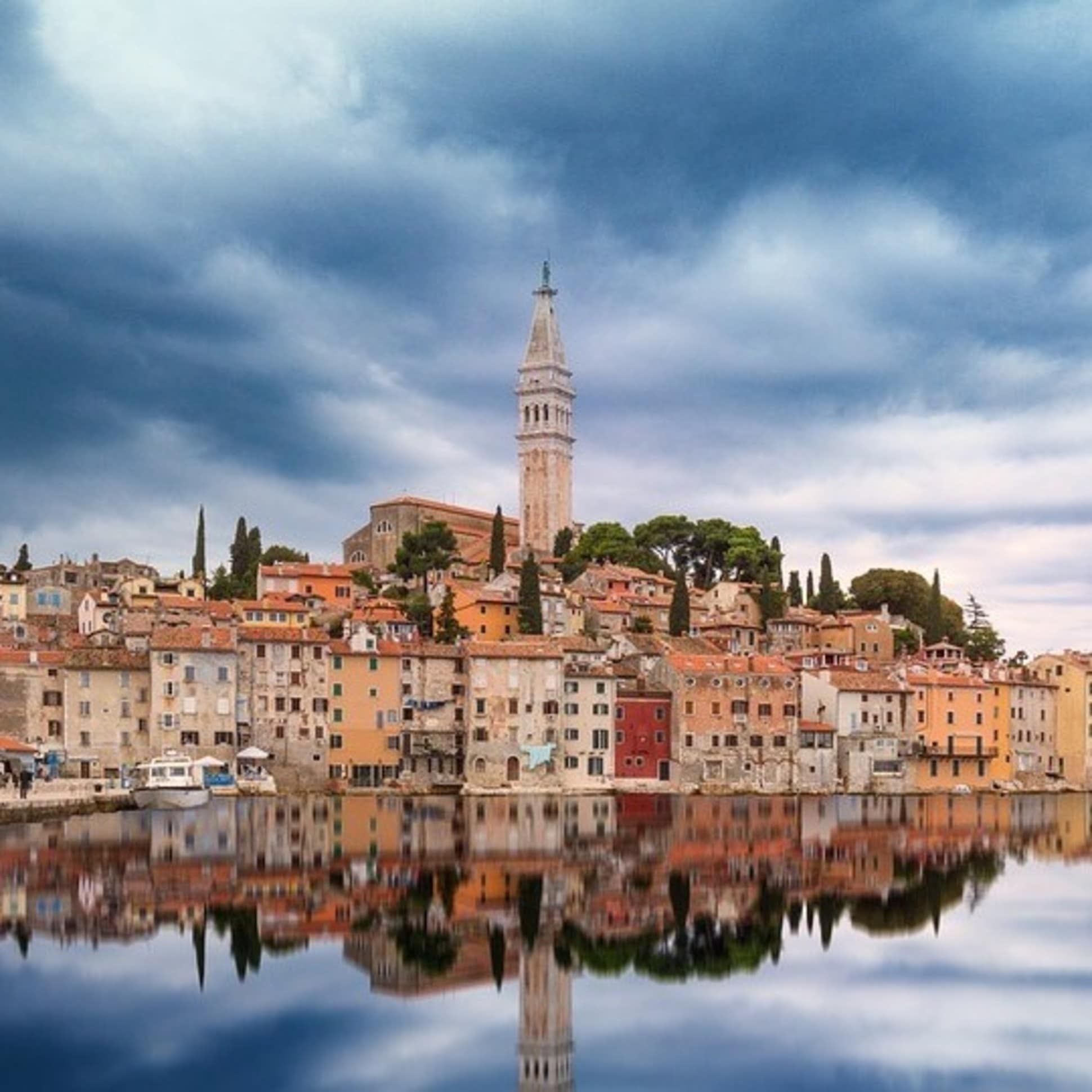 Blick auf die Altstadt von Rovinj vom Wasser aus