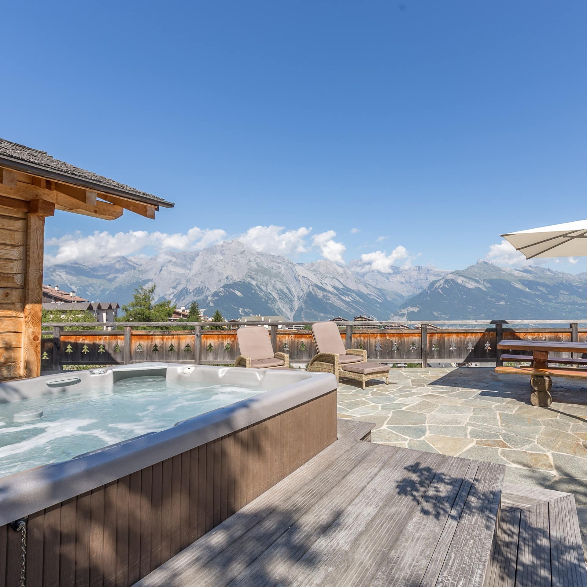 Aussicht von der Terrasse eines Schweizer Luxus-Chalets