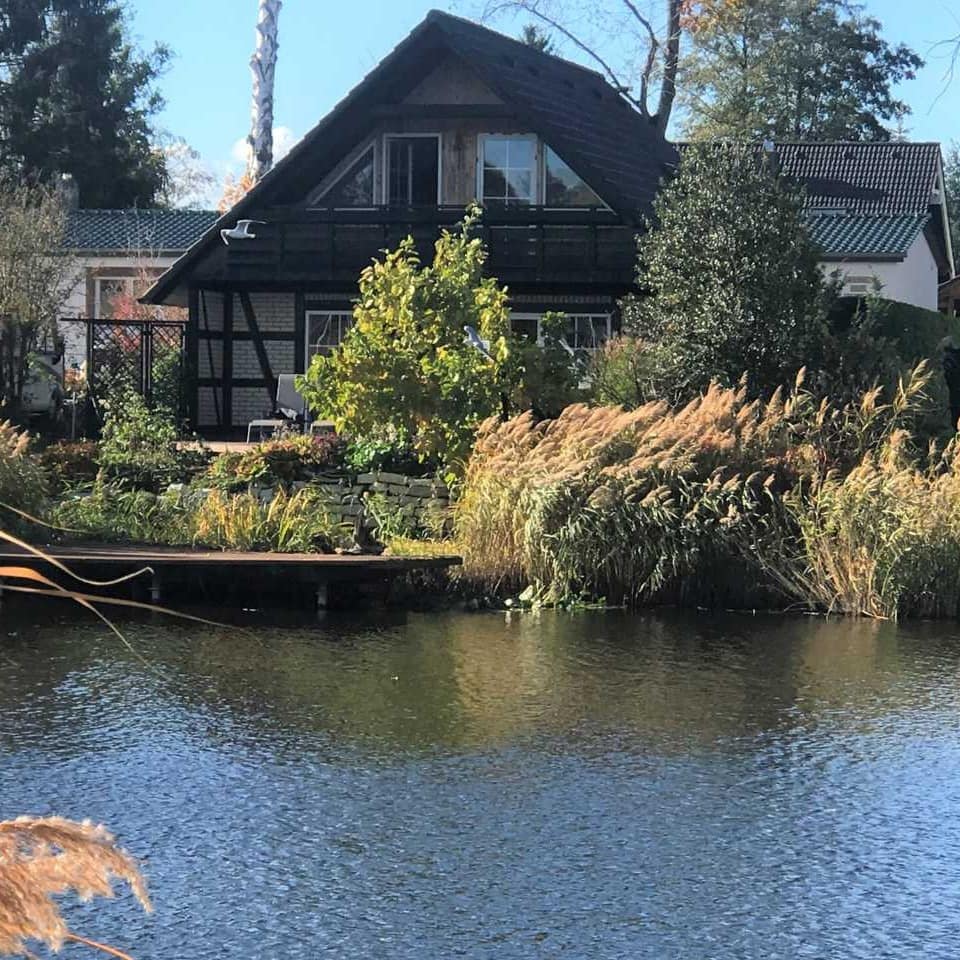 Blick vom See auf ein Haus mit Garten direkt am Scharmützelsee