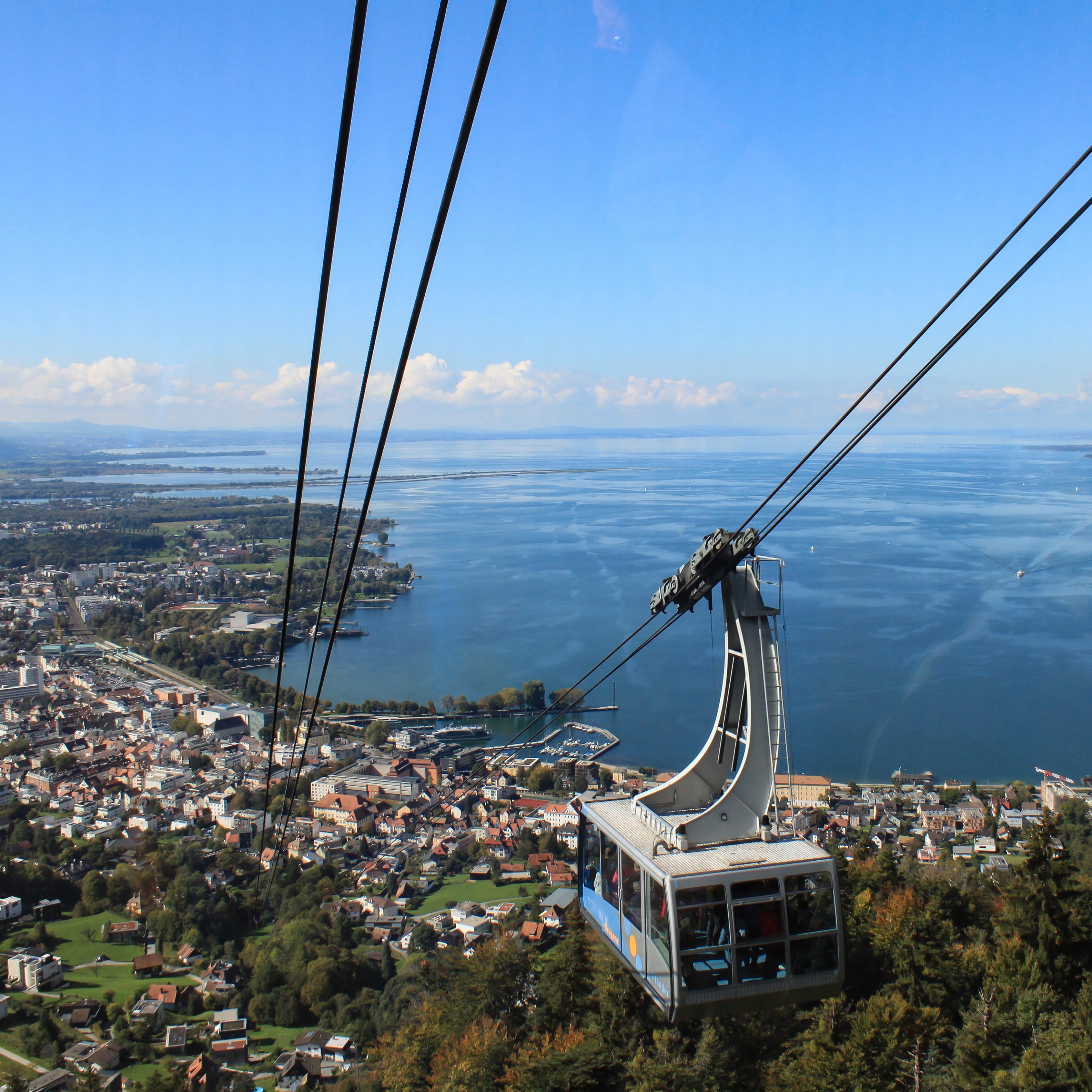 Blick von einer Gondel der Pfänderbahn auf Bregenz und den Bodensee.