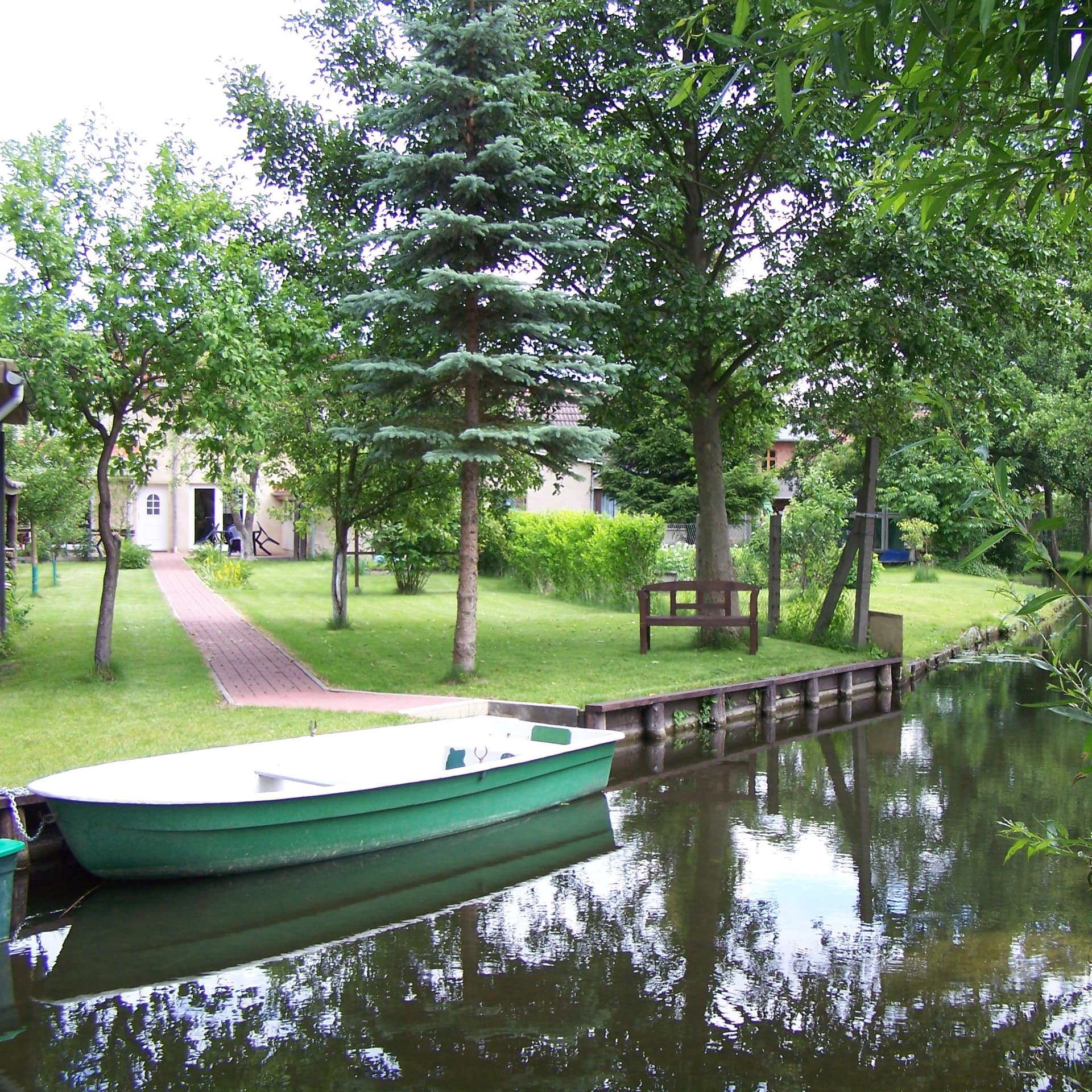 Ferienwohnung in Brandenburger Spreewald mit Boot direkt an einem Bach gelegen