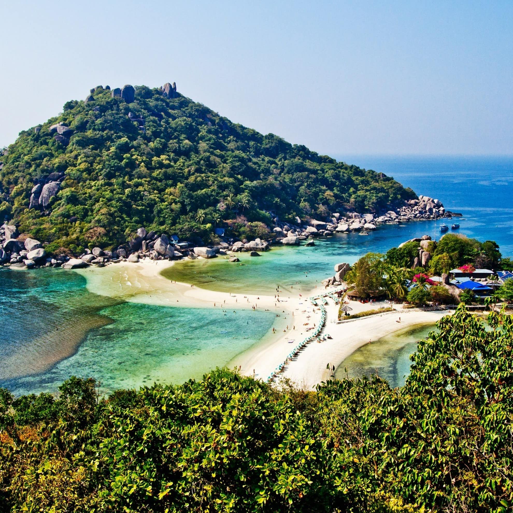 Blick auf den Strand von Koh Tao mit Strand-Bungalows und einer vorgelagerten Insel