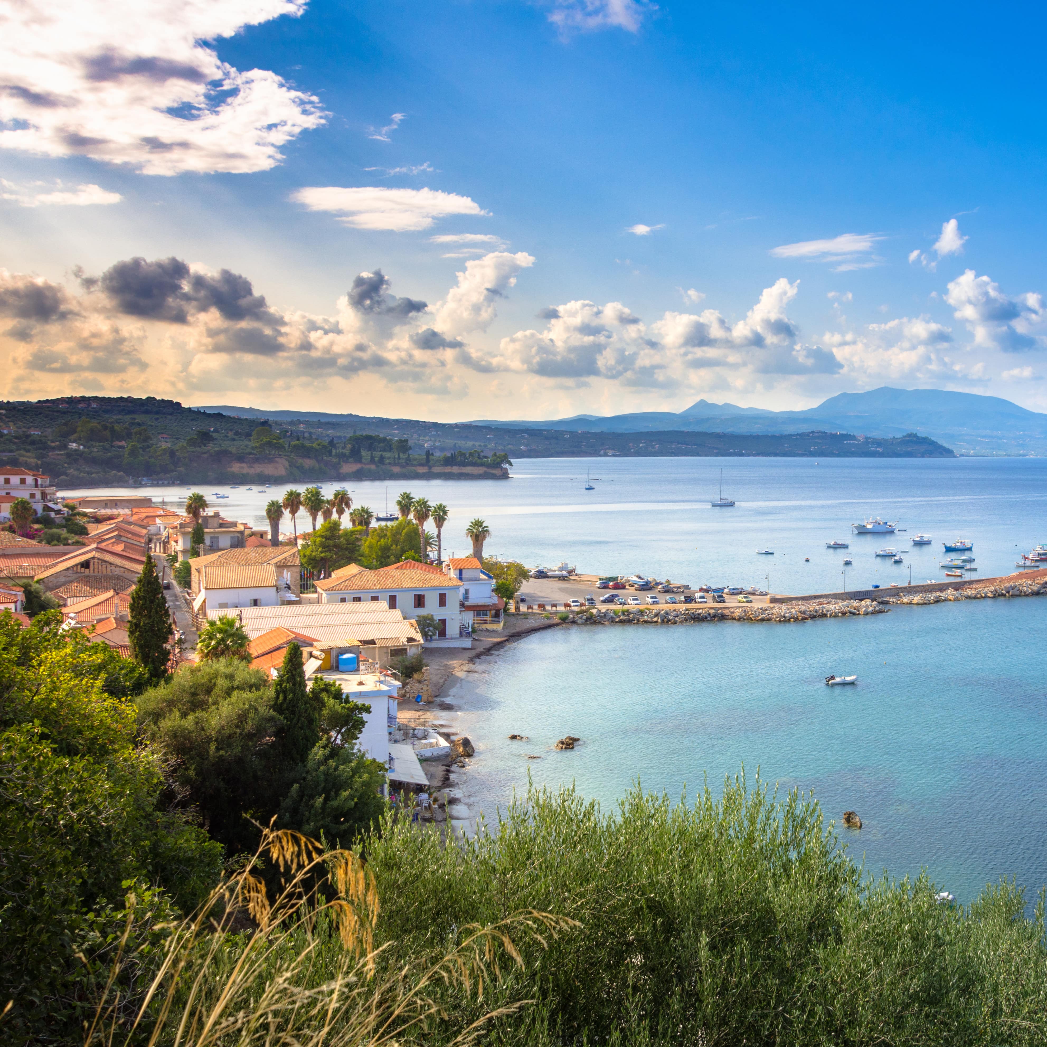 Blick auf das Fischerdorf Koroni und den kleinen Hafen.