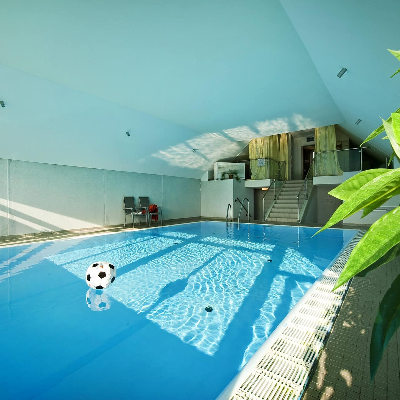 Innen-Pool mit Spielball einer familienfreundlichen Ferienwohnung an der Lübecker Bucht