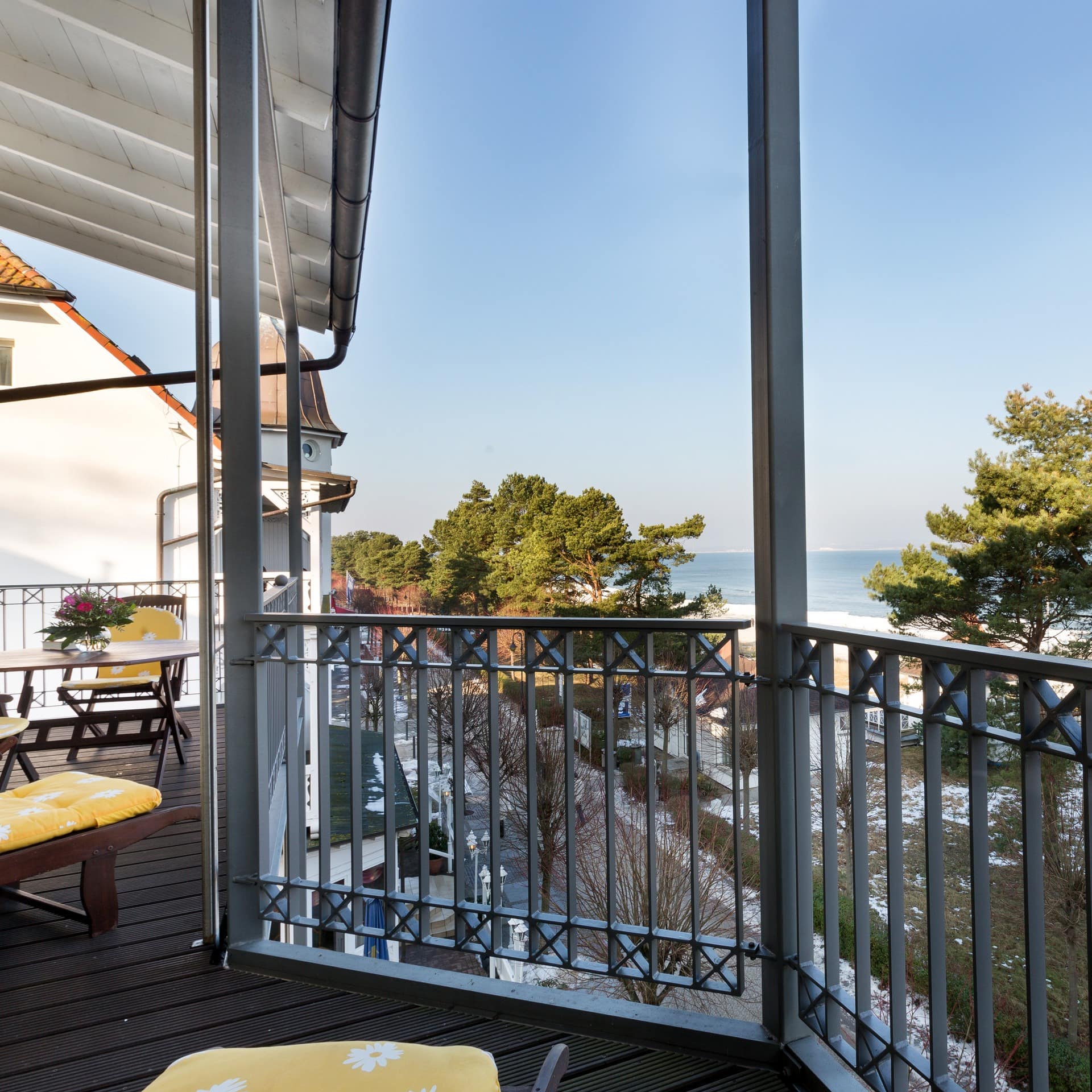 Balkon einer Ferienwohnung in Binz auf Rügen mit schönem Meerblick
