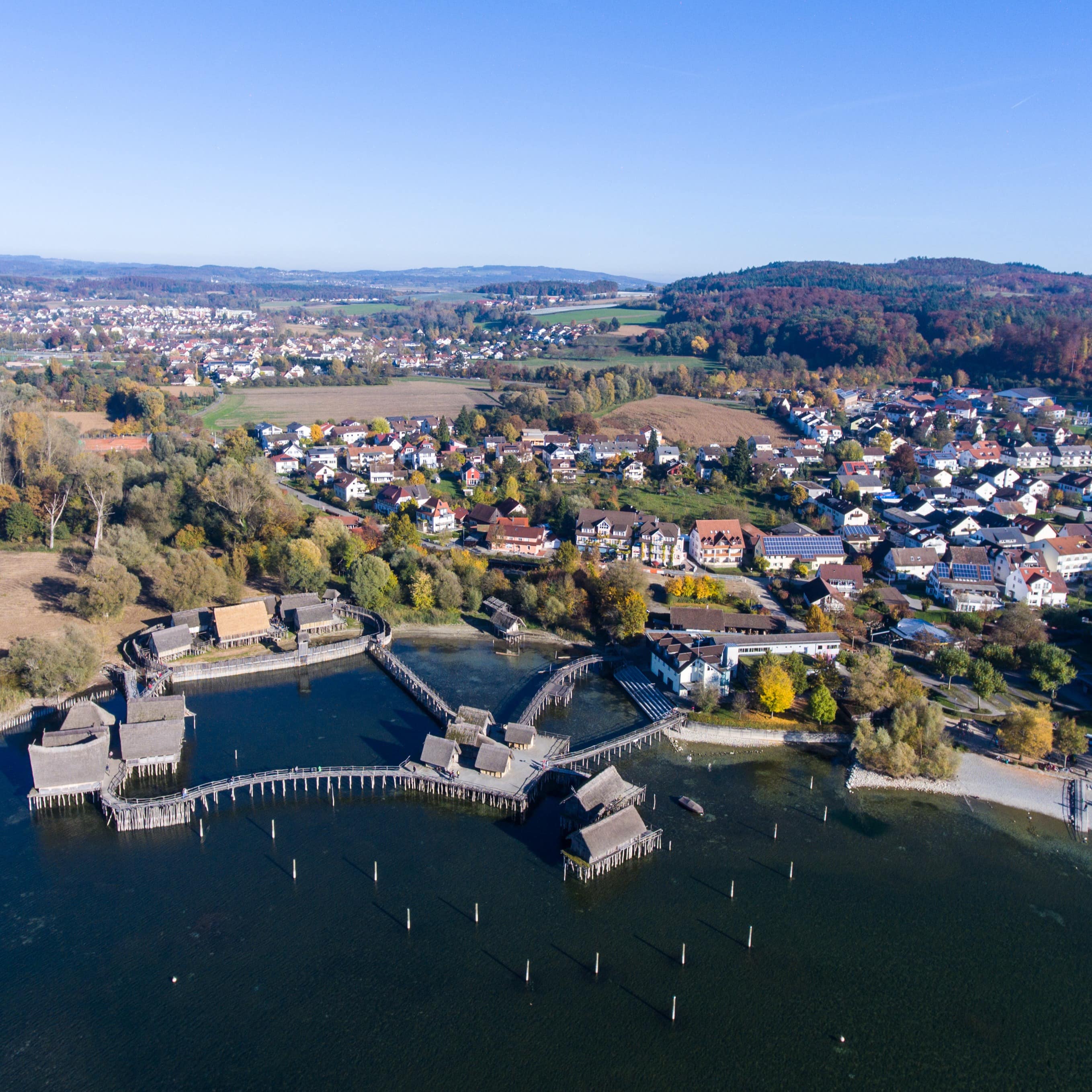 Blick aus der Luft auf die Pfahlbauten von Unteruhldingen