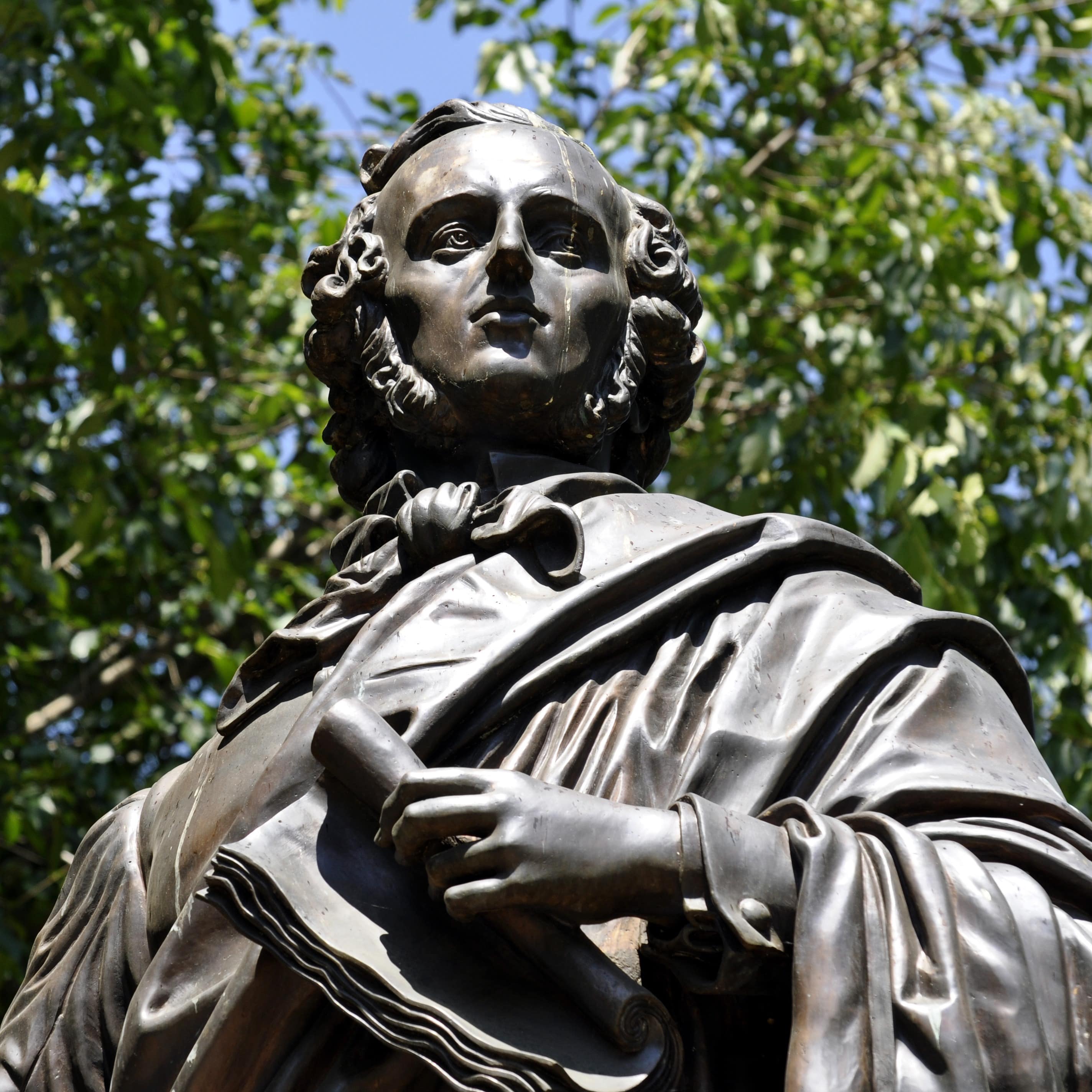  Nahaufnahme aus der Froschperspektive: Das Felix Mendelssohn Bartholdy Denkmal