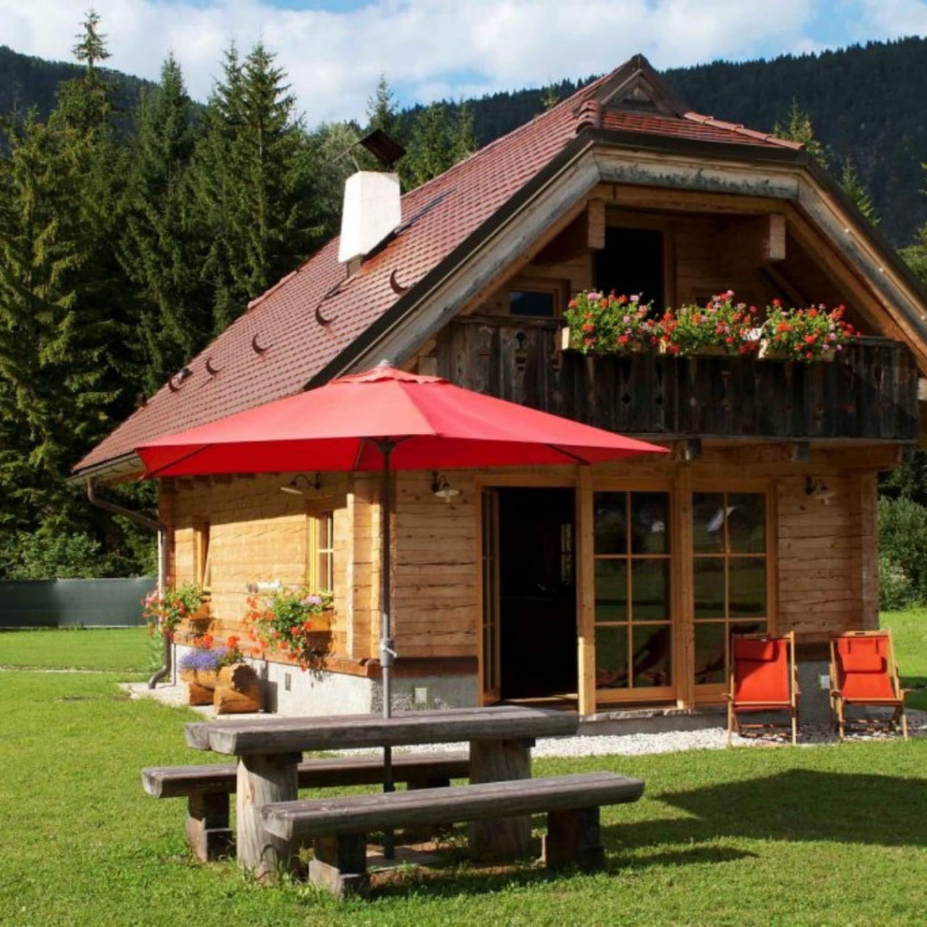 Holzchalet mit Garten und Sitzmöglichkeiten