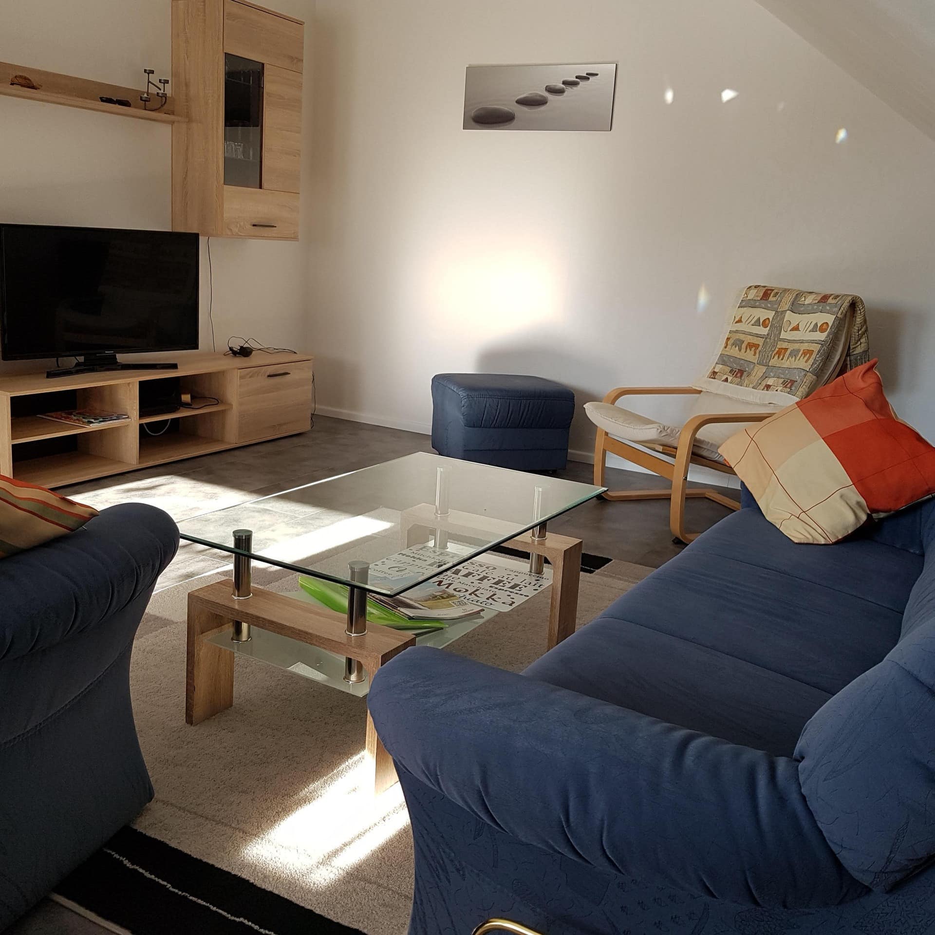 Modern eingerichtetes Wohnzimmer einer Ferienwohnung an der Wasserkuppe in der Rhön