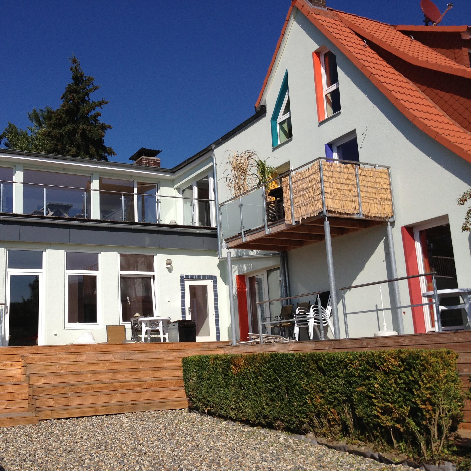 Blick vom Garten auf ein modernes Haus mit Ferienwohnung in Waldeck am Edersee