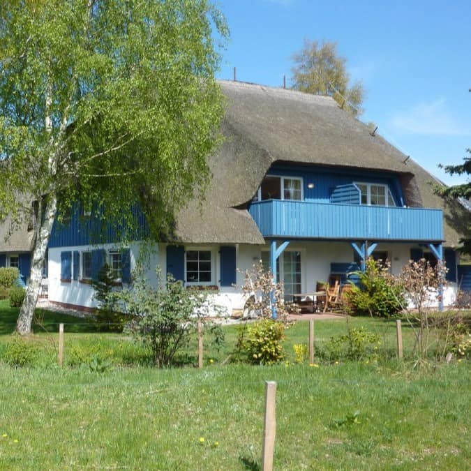 Ein blau weißes Reetdachhaus mit Ferienwohnung und Garten in Zingst