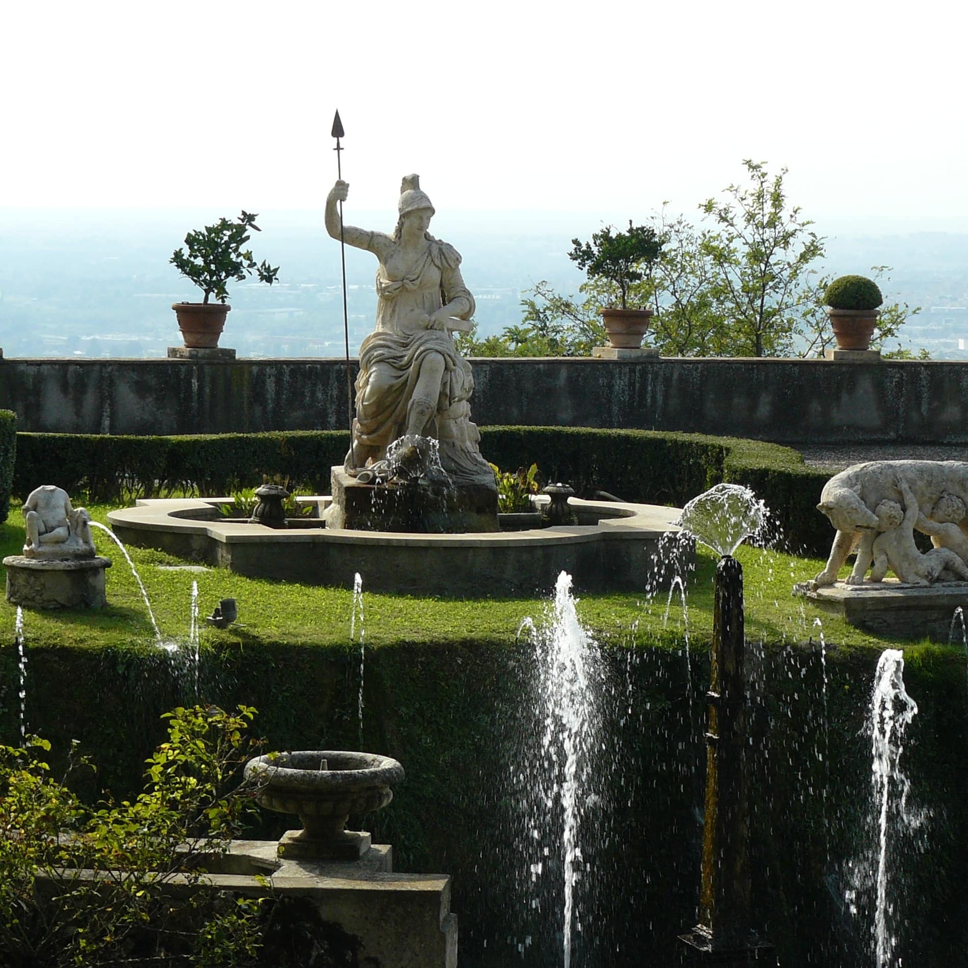 Klassische Statuen und Springbrunnen zieren die gepflegten Gärten der Villa d’Este in Tivoli bei Rom