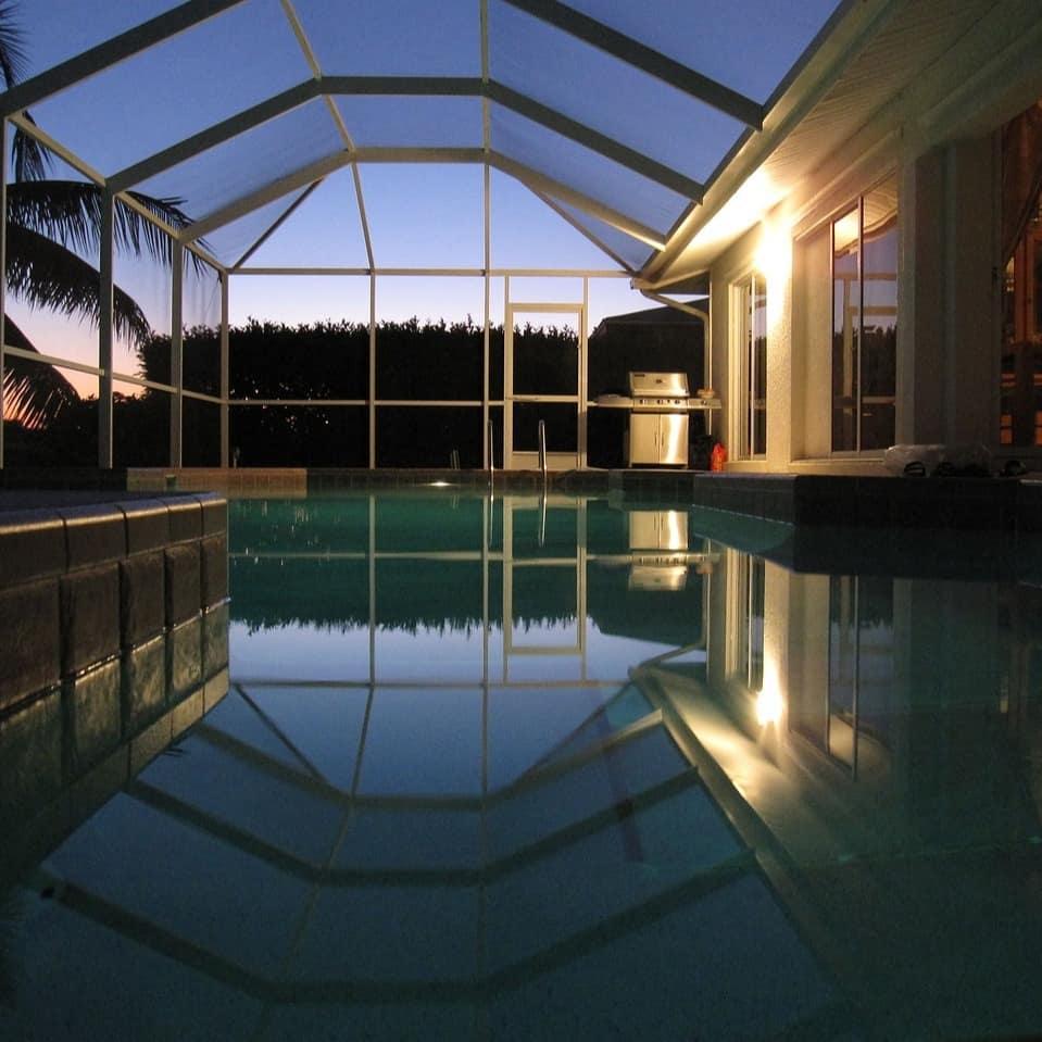 Ein überdachter Pool von einem Haus in Cape Coral bei Sonnenuntergang