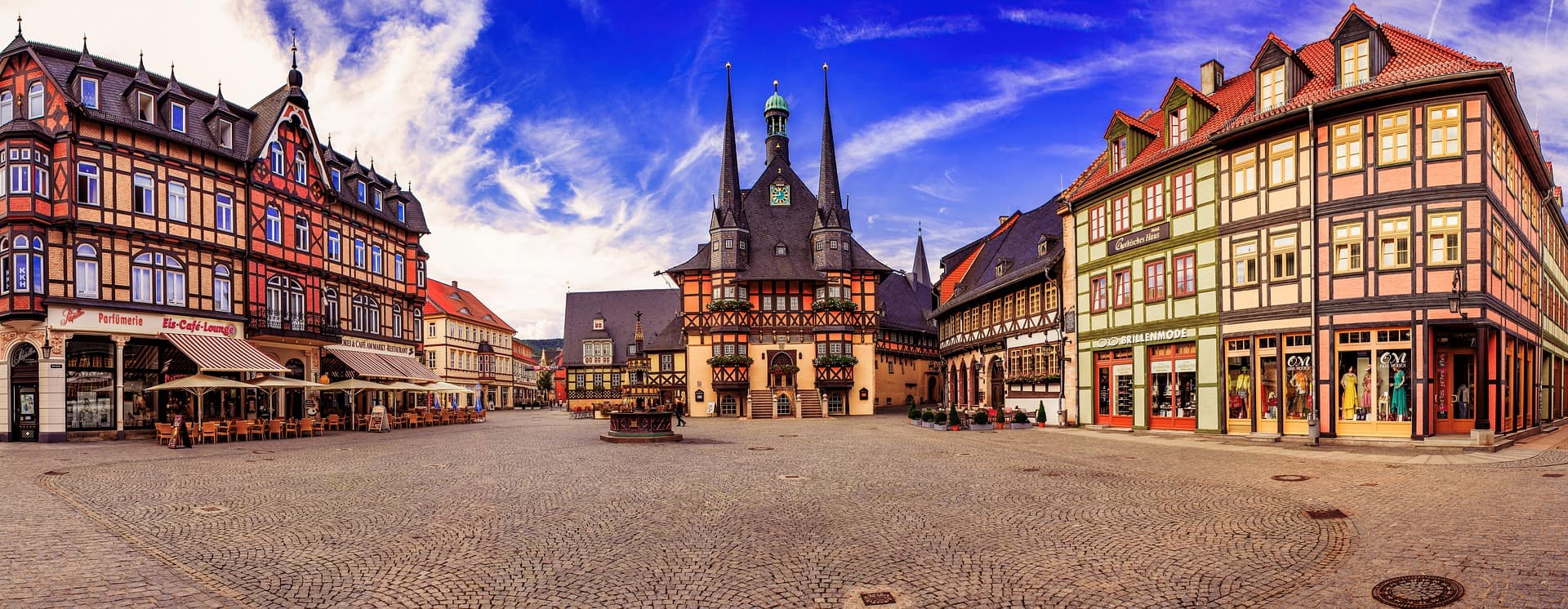 Blick auf den mittelalterlichen Marktplatz in Wernigerode mit bunten Fachwerkhäusern