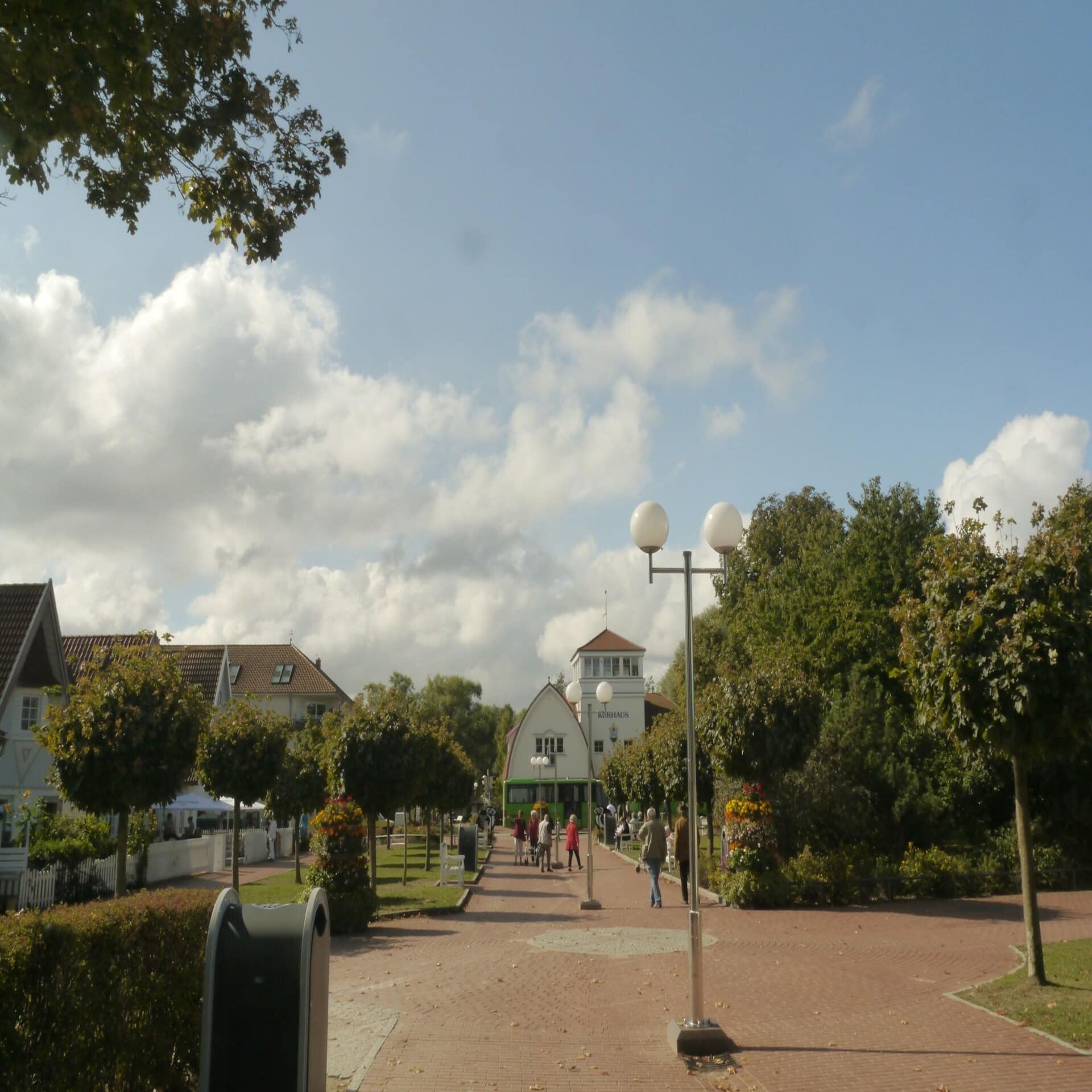 Fußgängerzone in Niendorf, im Hintergrund das Kurhaus.