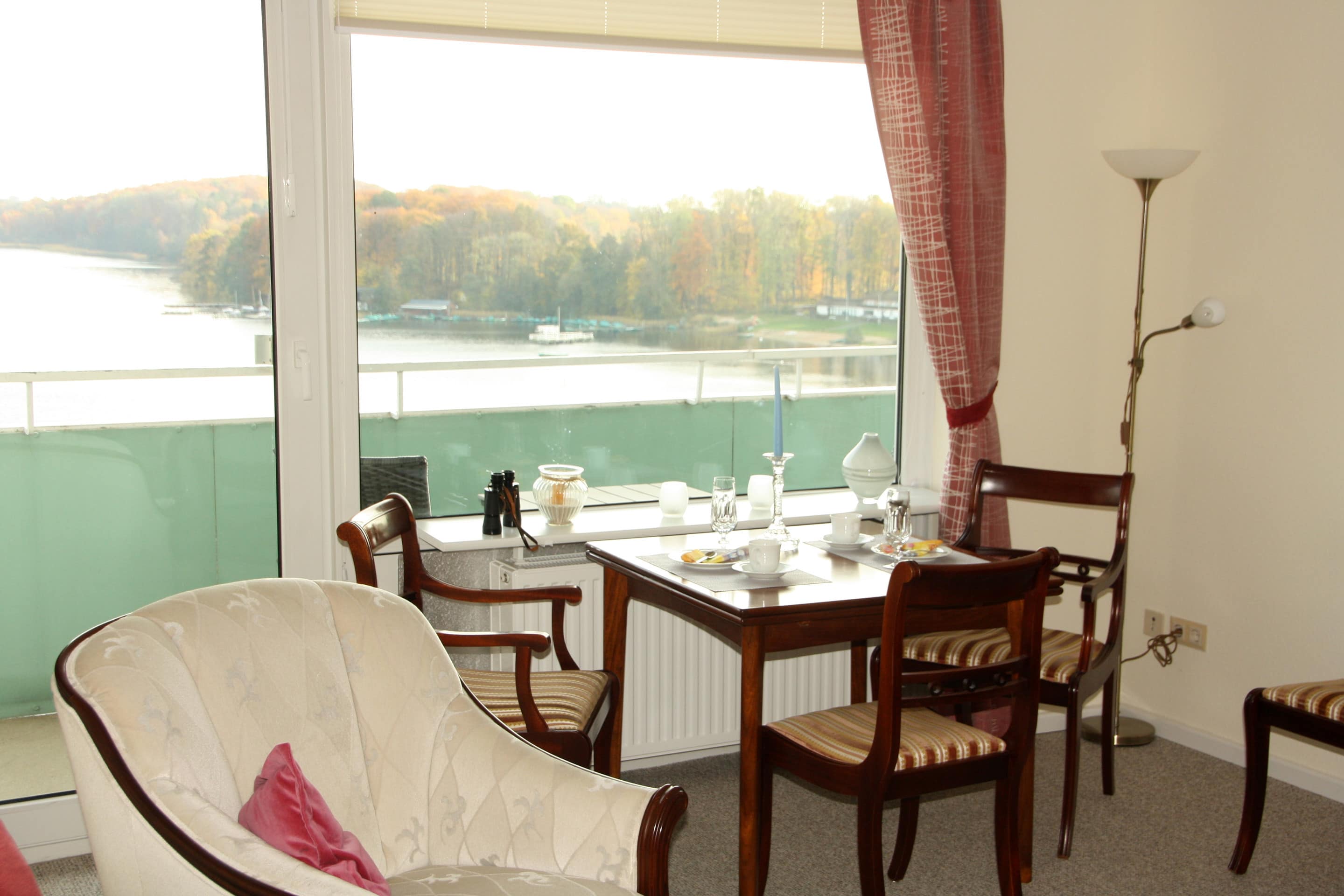 Blick aus dem Wohnzimmer einer Ferienwohnung mit Seeblick im Herzen Bad Segebergs
