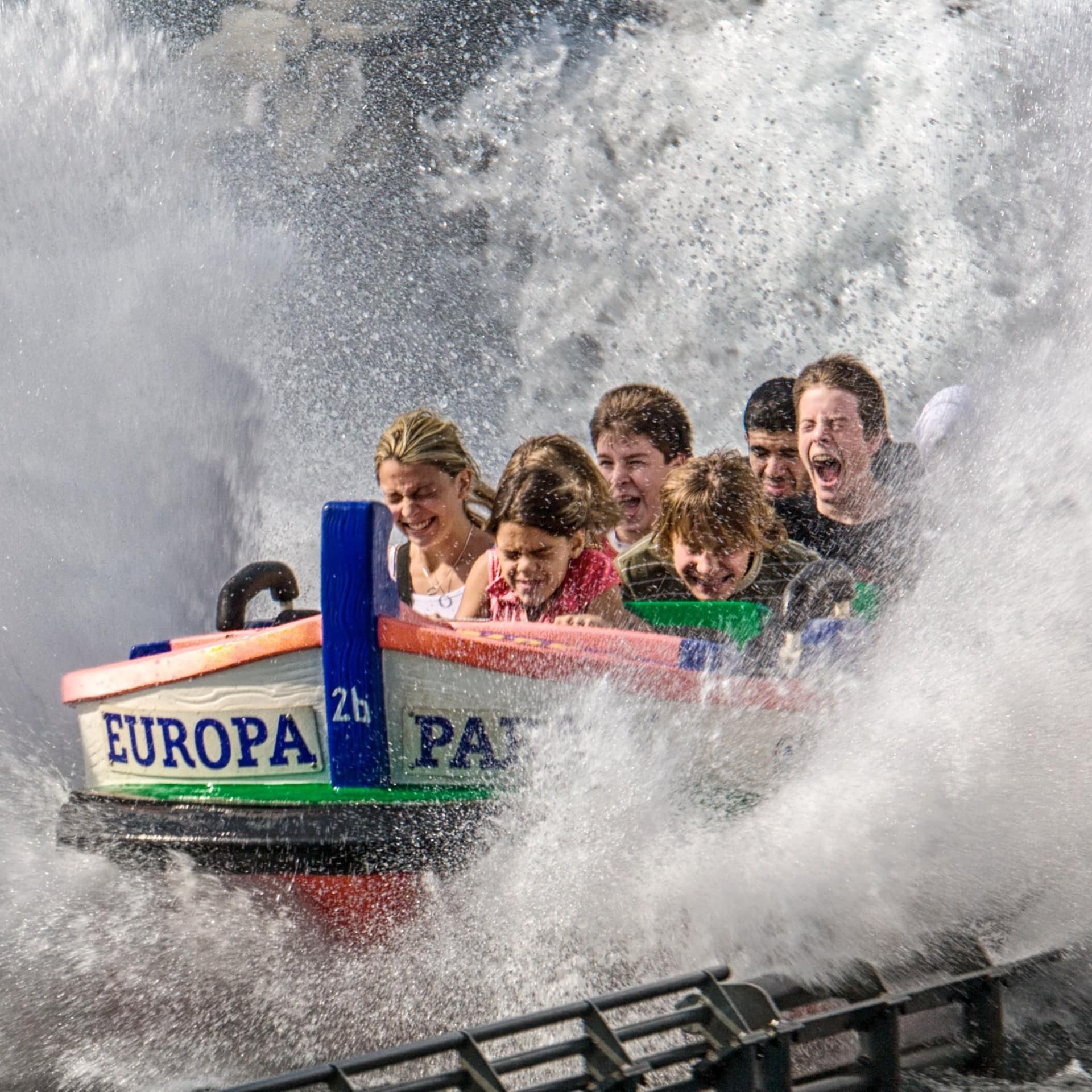 Lachende Besucher in einem Fahrgeschäft im Europapark.