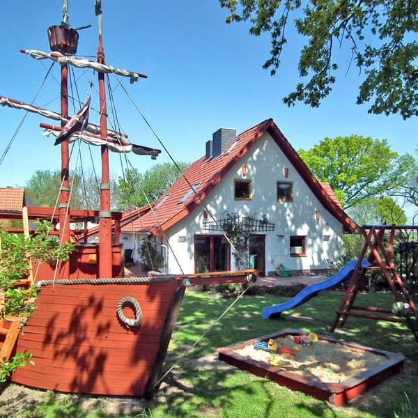 Haus in Wustrow mit einer Ferienwohnung mit einem Garten mit Abenteuerspielplatz