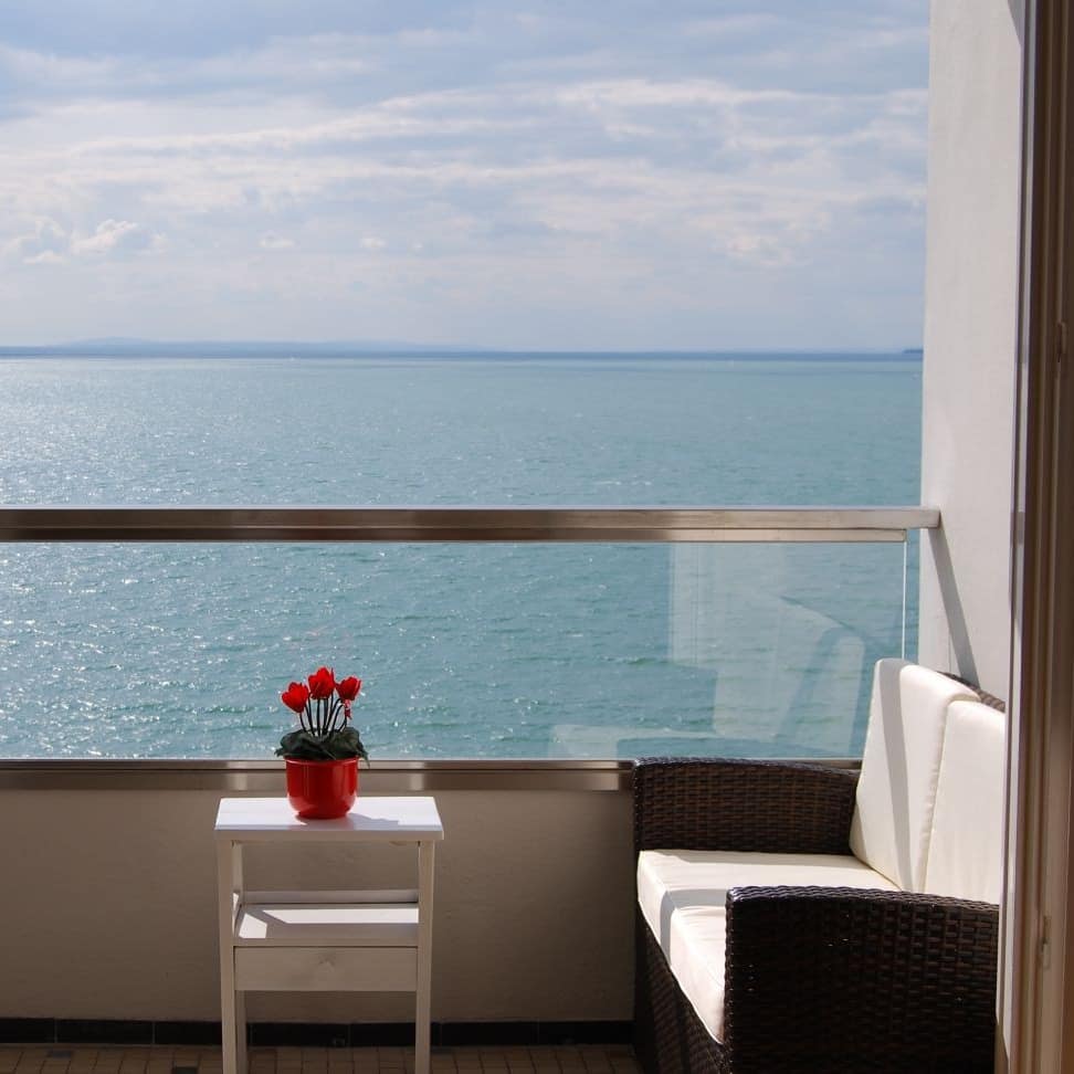 Blick auf den Bodensee vom Balkon einer Ferienwohnung in Bregenz, Blumen stehen auf dem Balkon