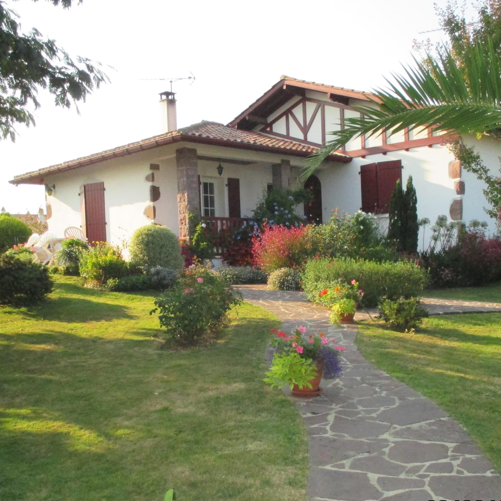 Garten und Haus der Ferienwohnung in Südfrankreich, in der Region Biarritz 