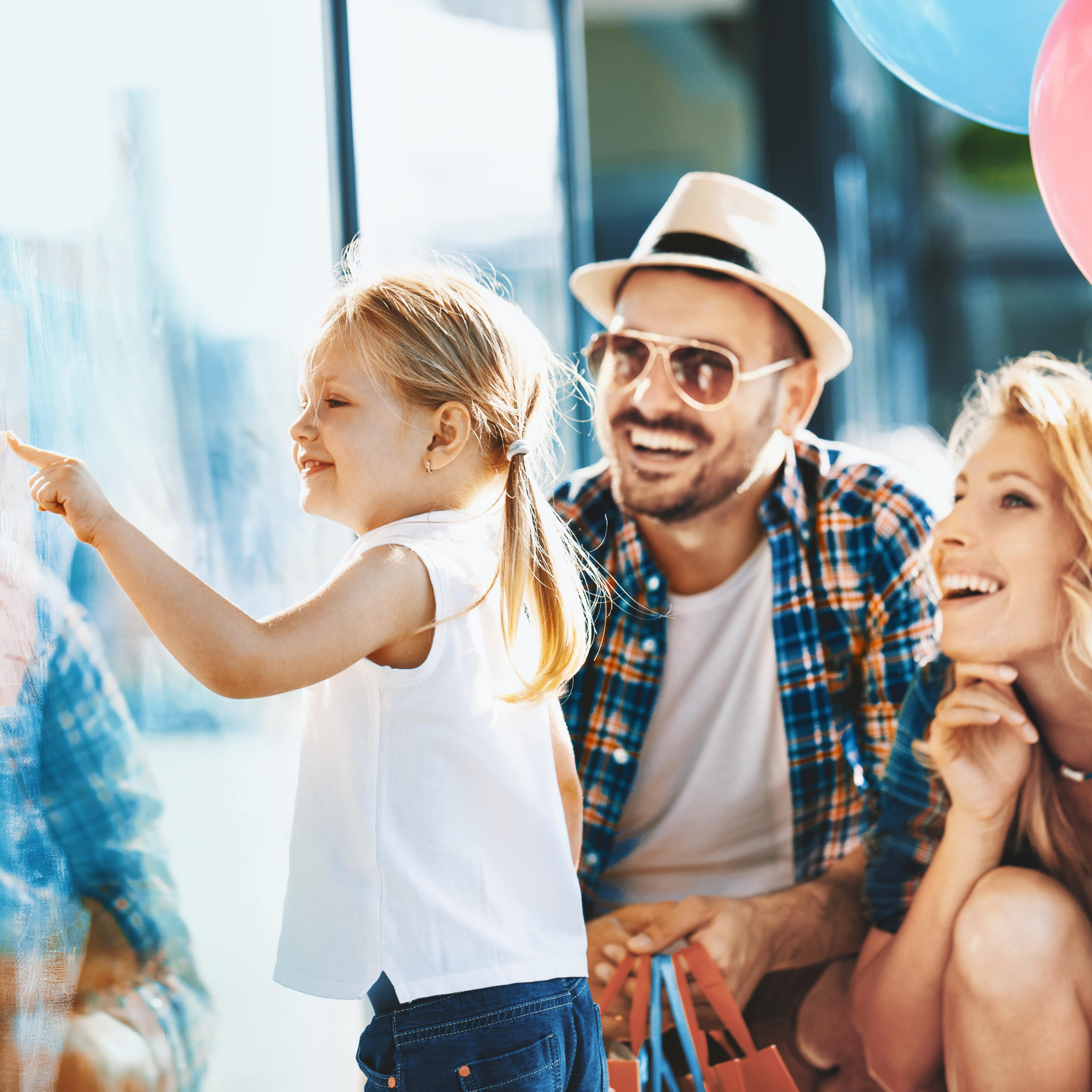 Eine Familie vor einem Schaufenster in einer Stadt