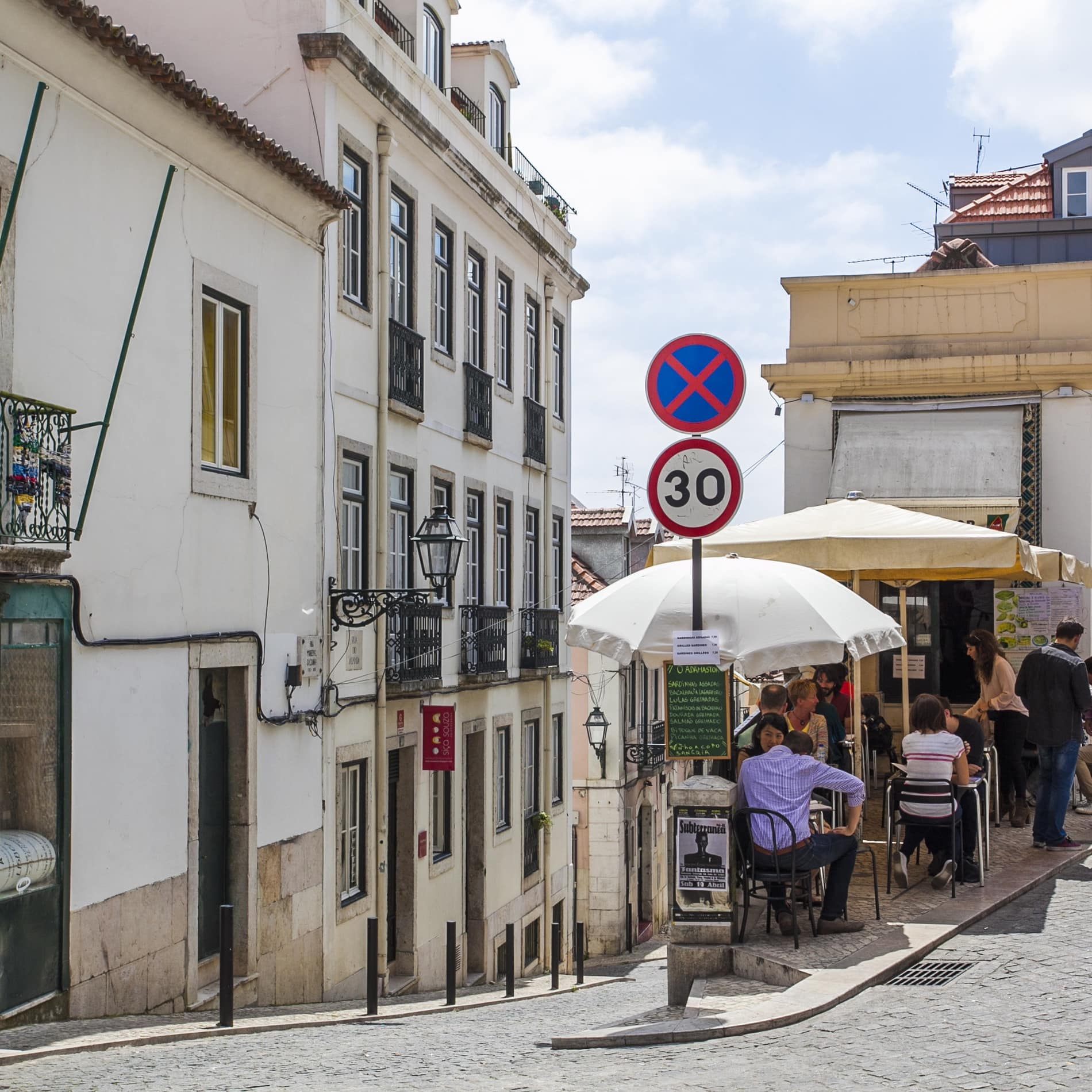 Die Ferienwohnung im Bairro Alto liegt in einem traditionsreichen Haus gegenüber einem belebten Straßencafé