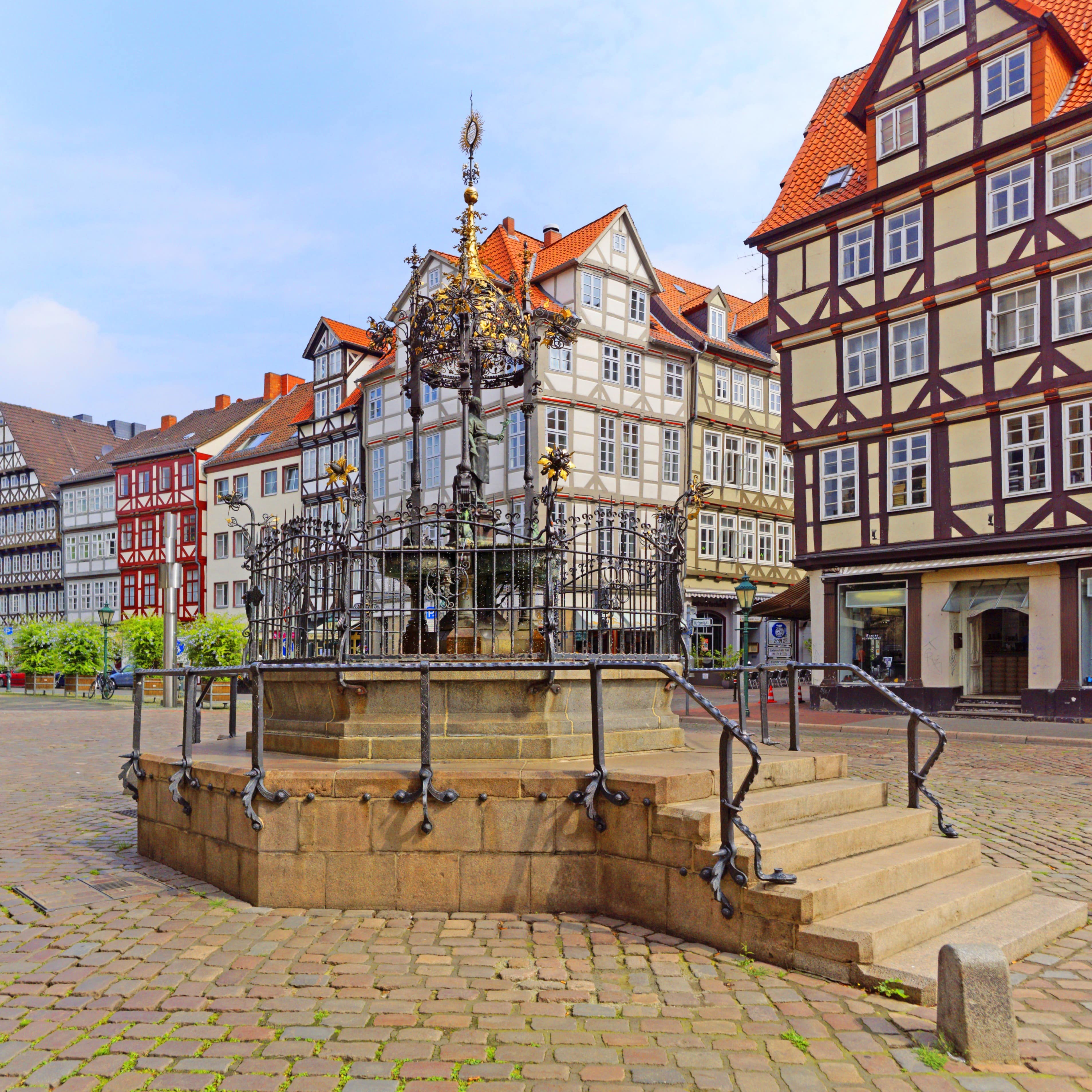 Der Holzmarkt mit Brunnen, drum herum Fachwerkhäuser.