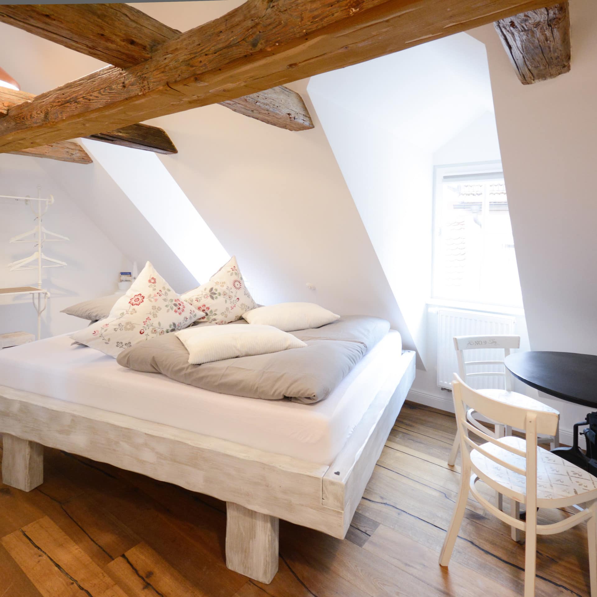 Romantische Ferienwohnung in Bamberg mit gemütlichem Schlafzimmer unter Dachbalken und mit Holzdielen