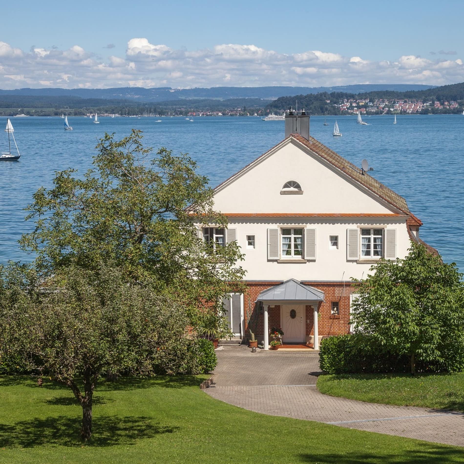 Bungalow direkt am Wasser mit Garten