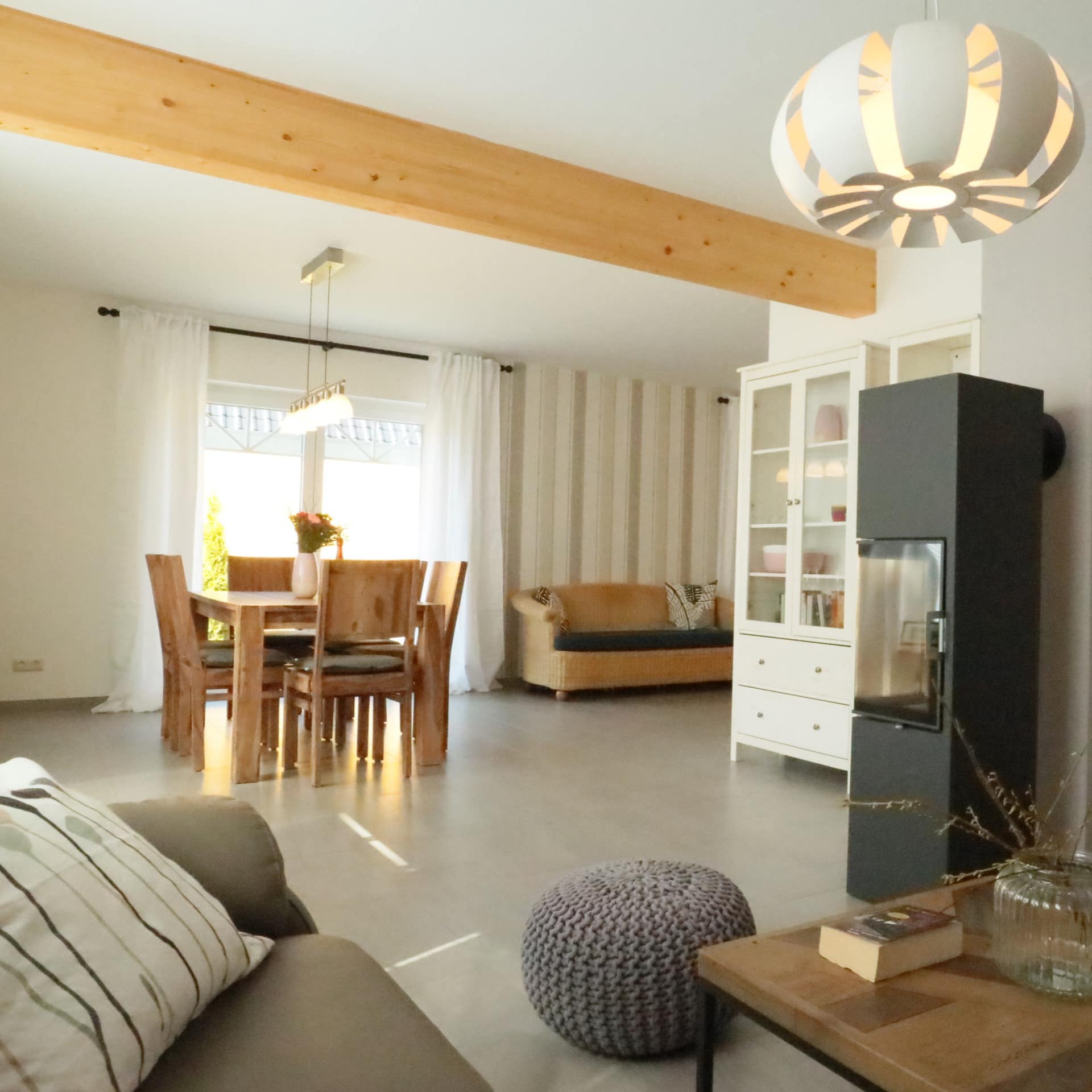 Offener Wohnbereich mit Kamin in einem Ferienhaus an der Mecklenburger Seenplatte 