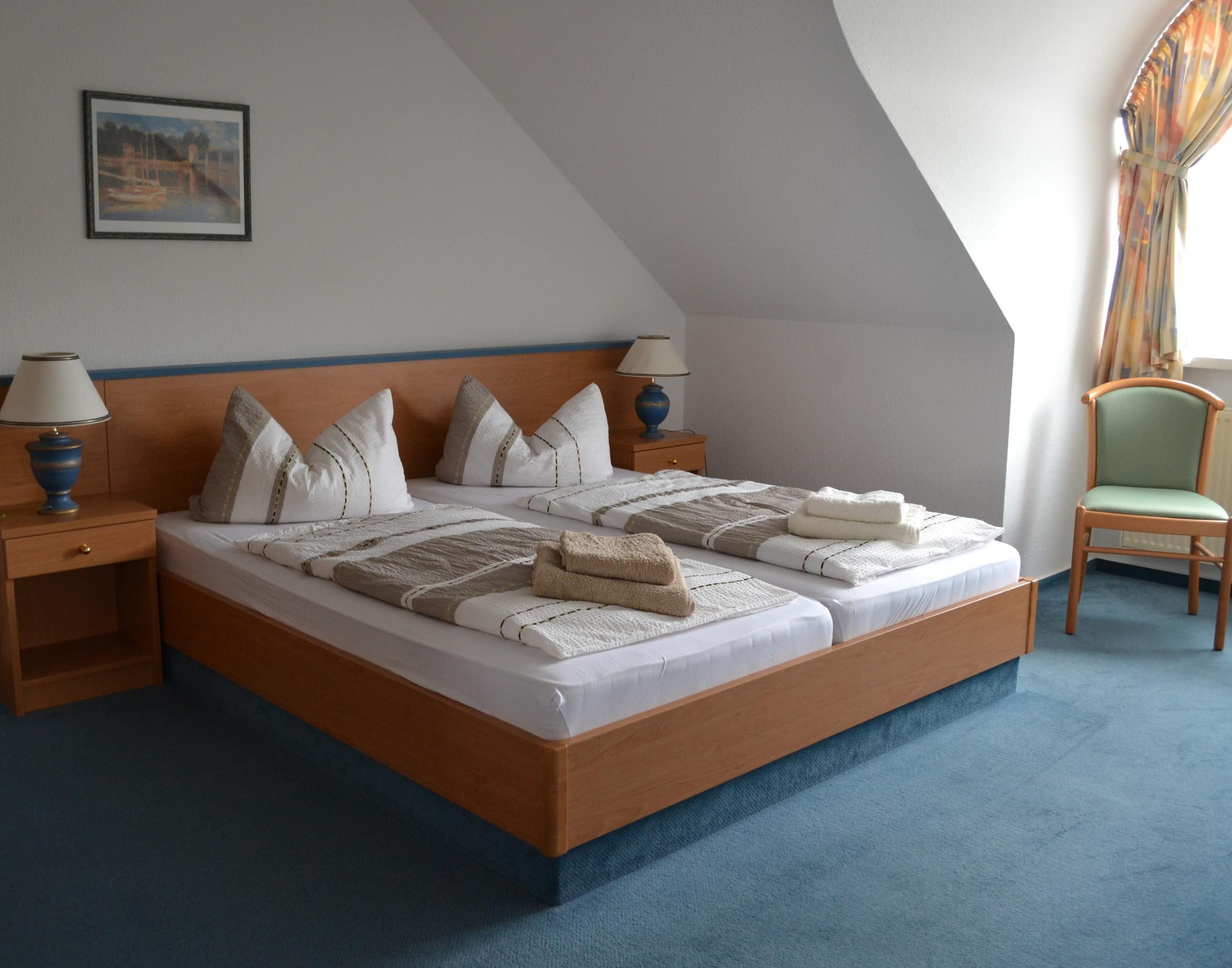 Modernes Schlafzimmer einer Ferienwohnung in Kühlungsborn