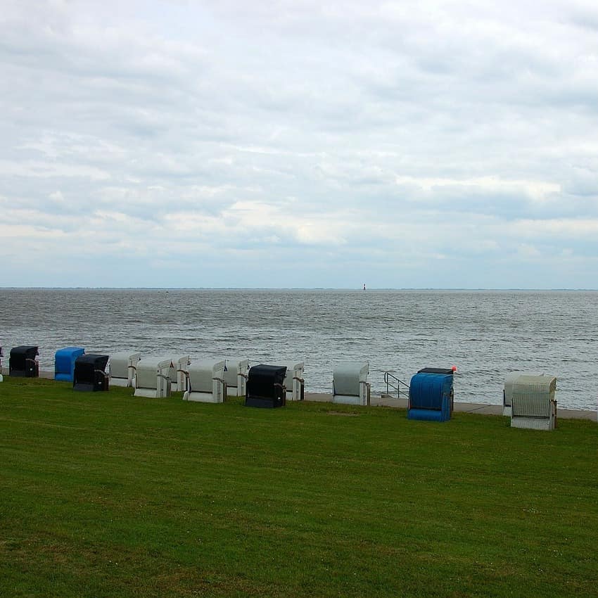 Typisch für die ostfriesische Halbinsel: Statt auf Sandstrand stehen die Strandkörbe auf gepflegten Wiesen.