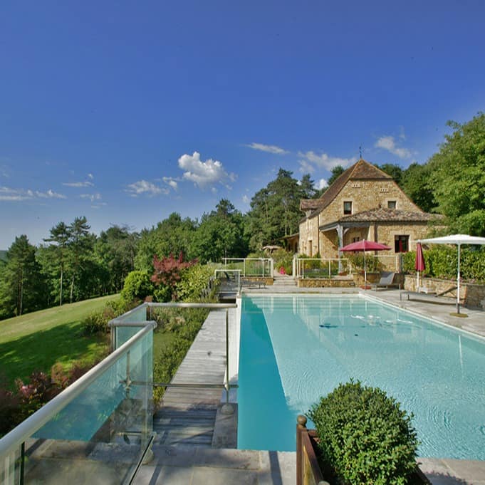 Restauriertes Landhaus mit Pool und Garten, umgeben von Wiesen und Wäldern