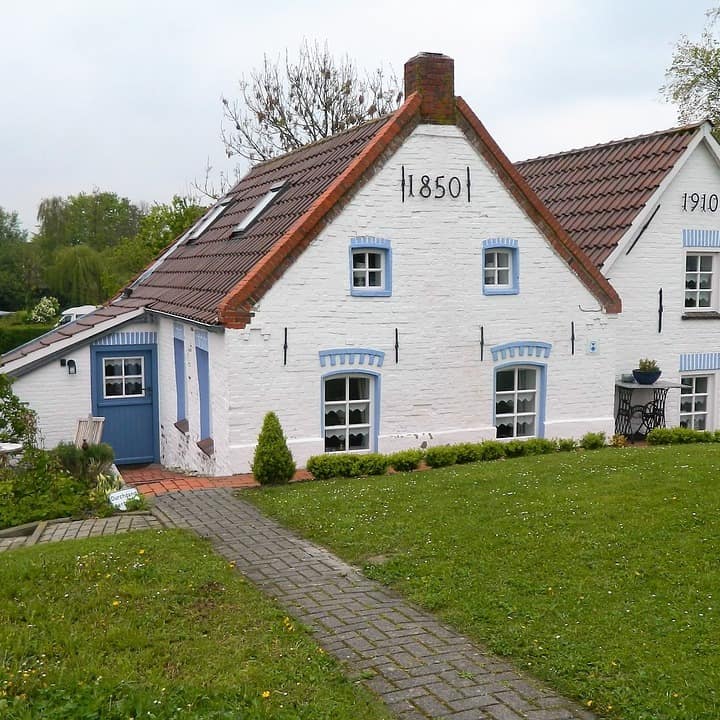 Außen uralt und von Innen modern und komfortabel präsentieren sich die meisten Ferienhäuser in Ostfriesland.