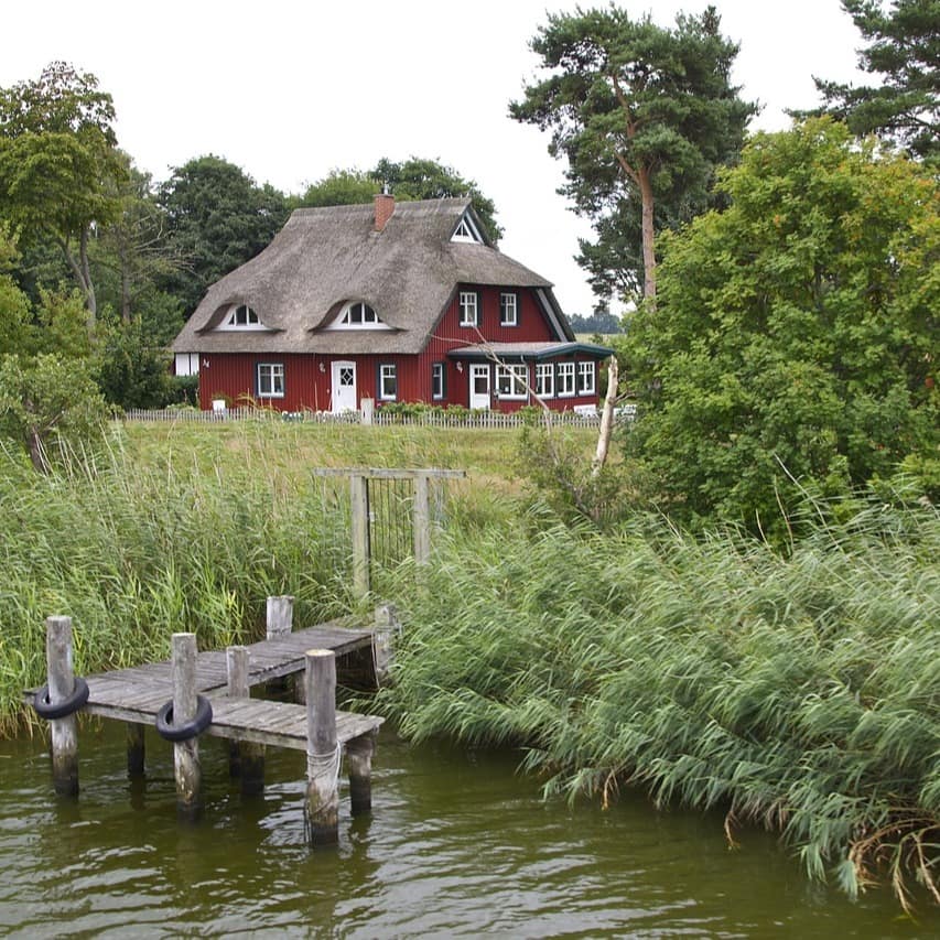 Selbst unterm Dach bietet dieses skandinavisch anmutende Ferienhaus in der Nähe von Zingst für Großfamilien und Freundesgruppen auf dem Darß noch Platz.